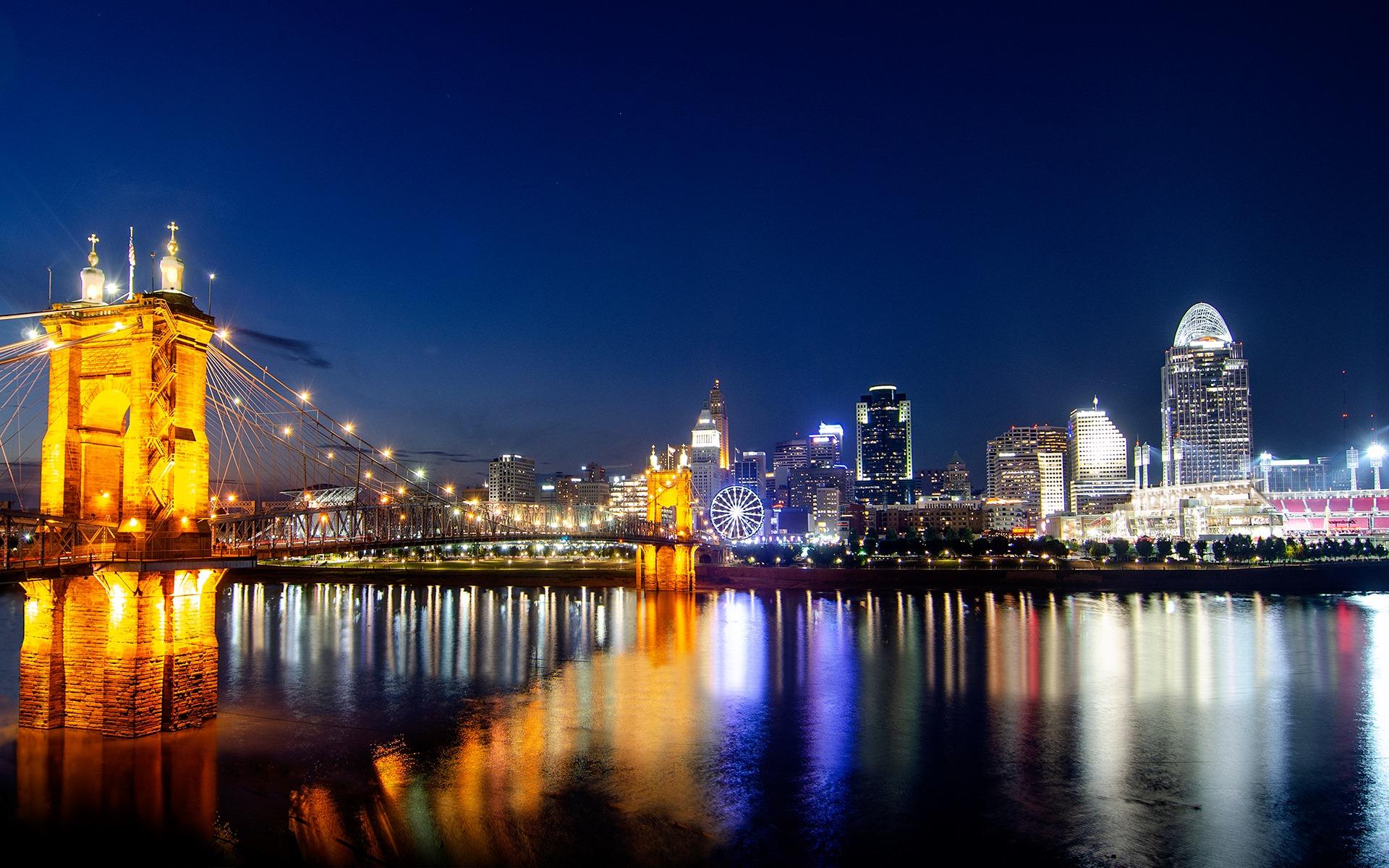 gray computer monitor