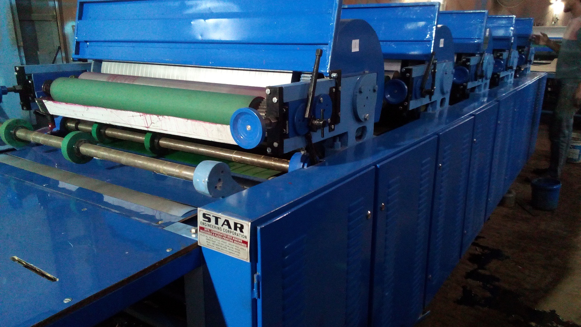 gray computer monitor