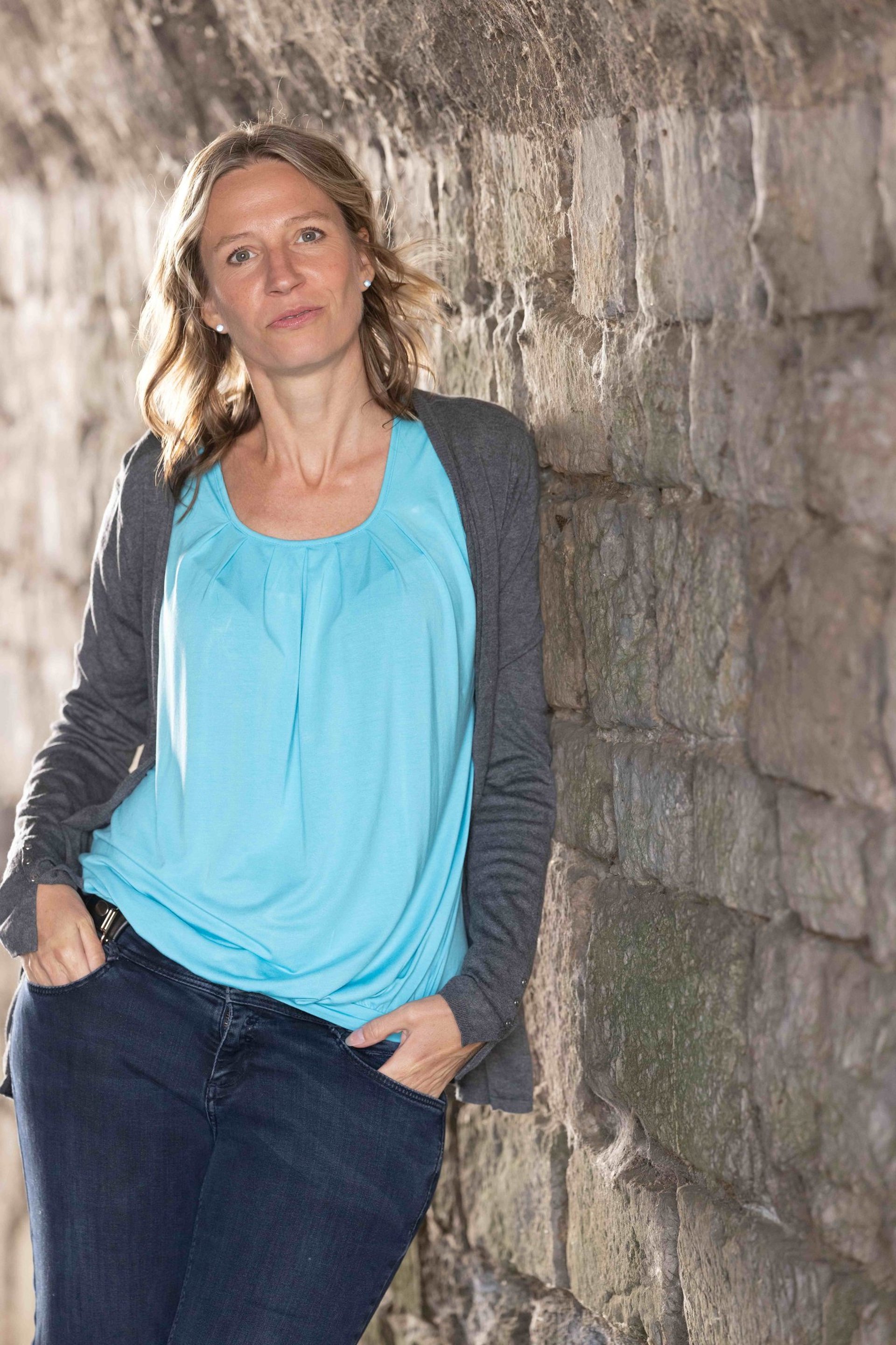 Frau zweifelt, überlegt, grübelt nacht, ob sie alles richtig macht, genug ist, selbstbewusstsein udn selbstvertrauen hat