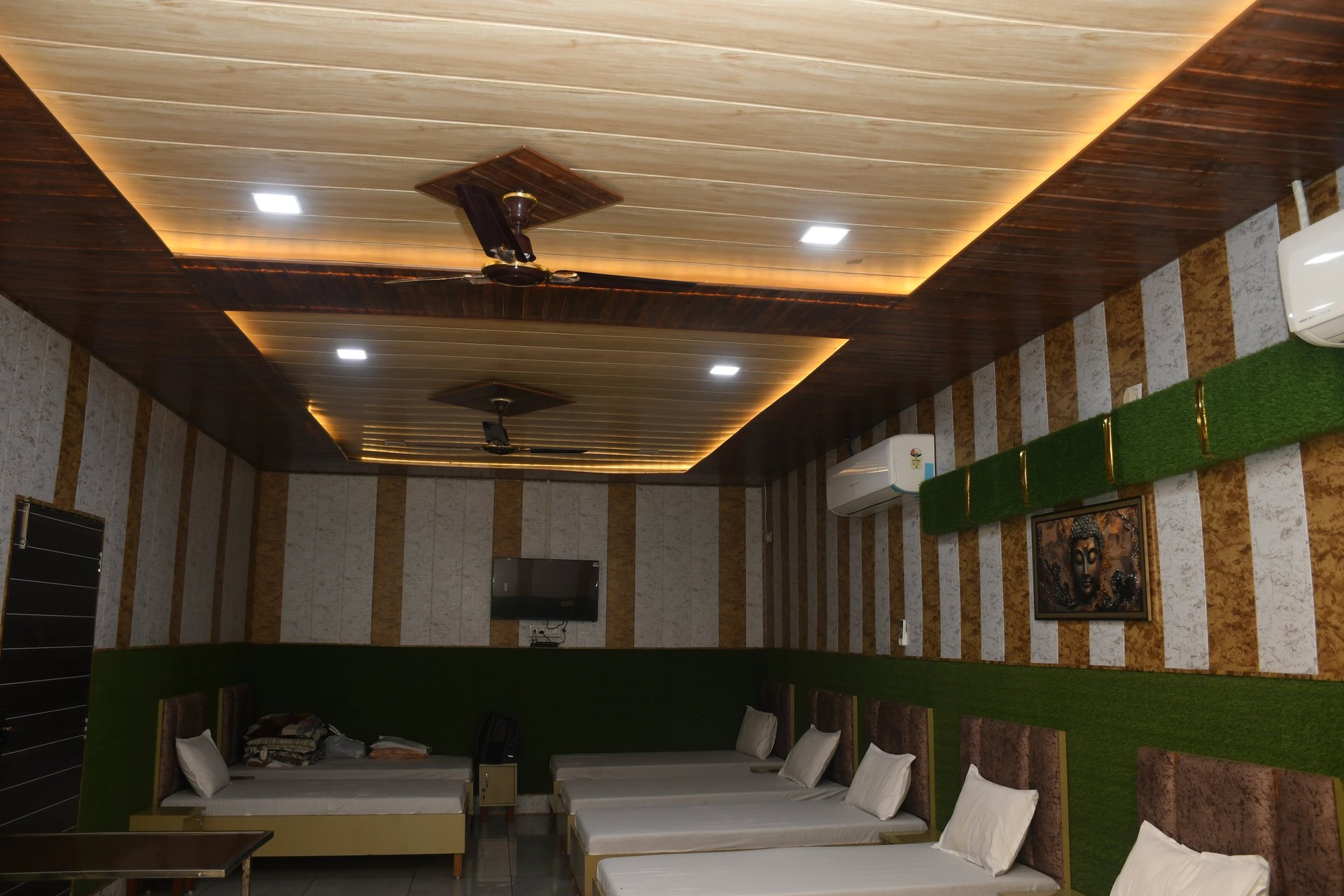 black and white bed linen