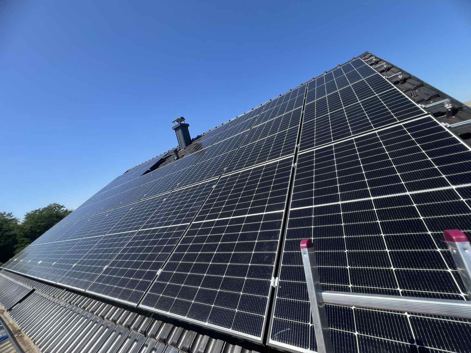 Solarni paneli na krovu vedro plavo nebo