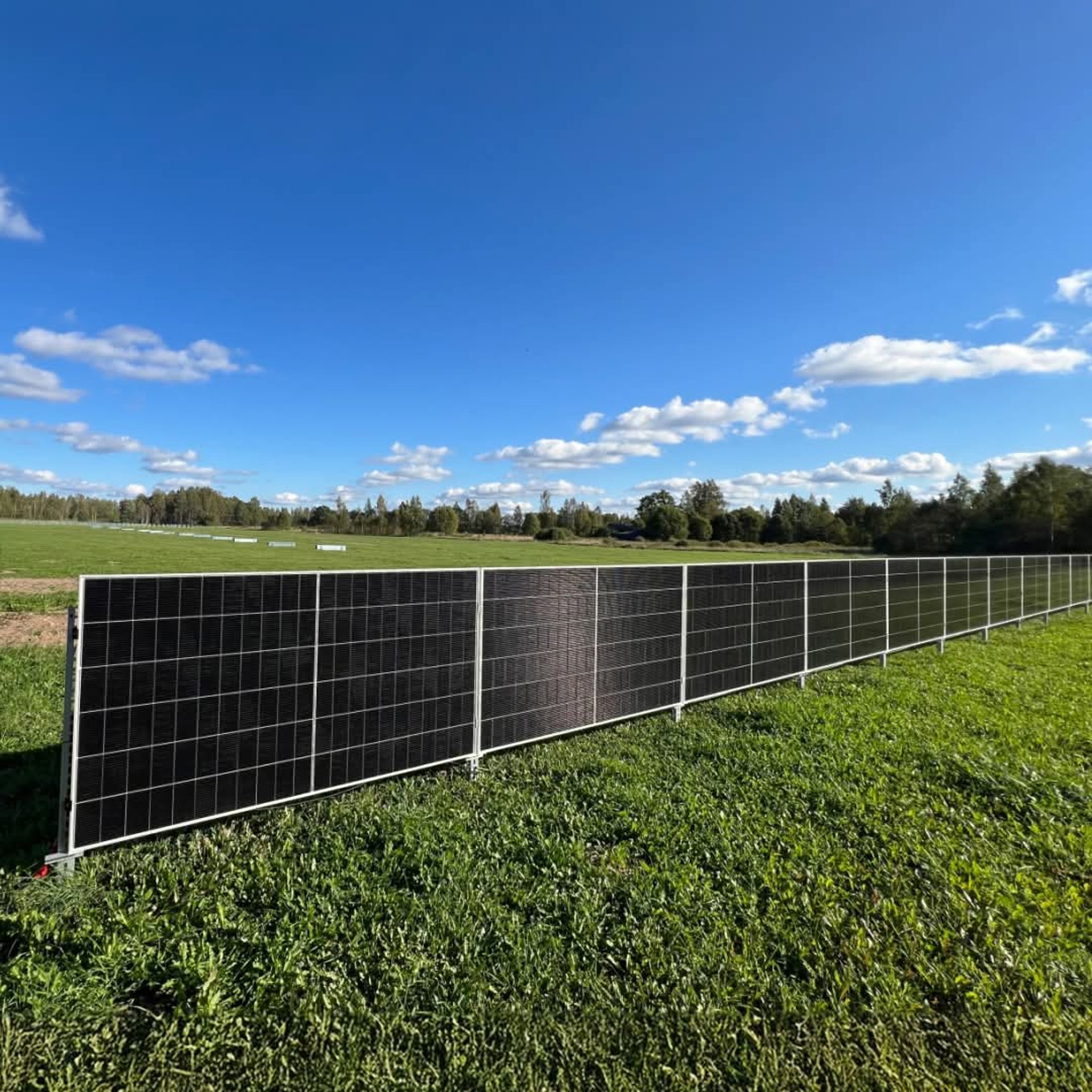 Solarni paneli kao ograda u prirodi