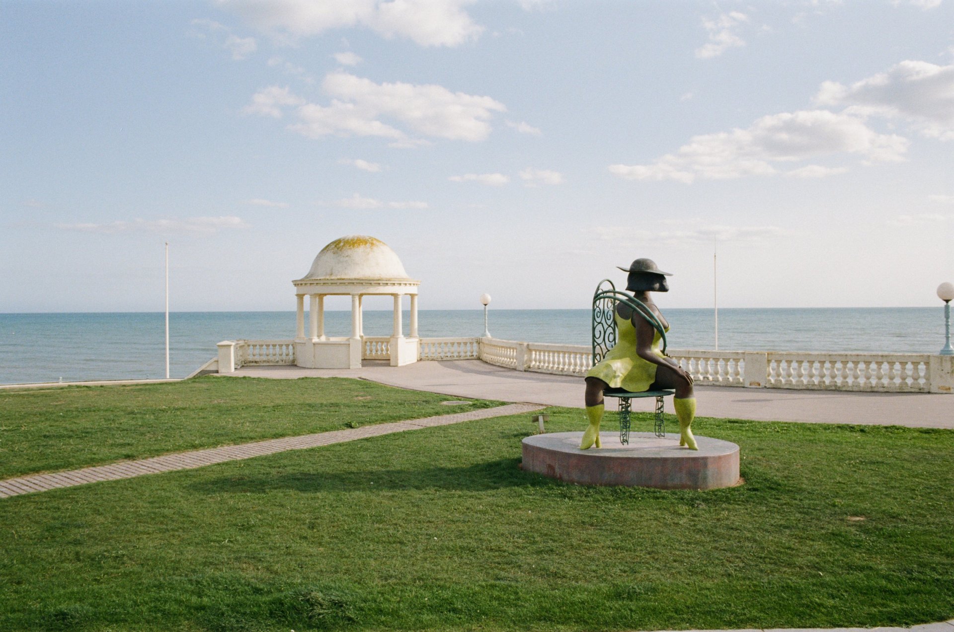 gray computer monitor