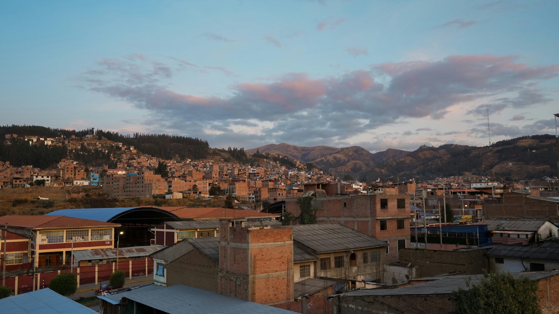 gray computer monitor