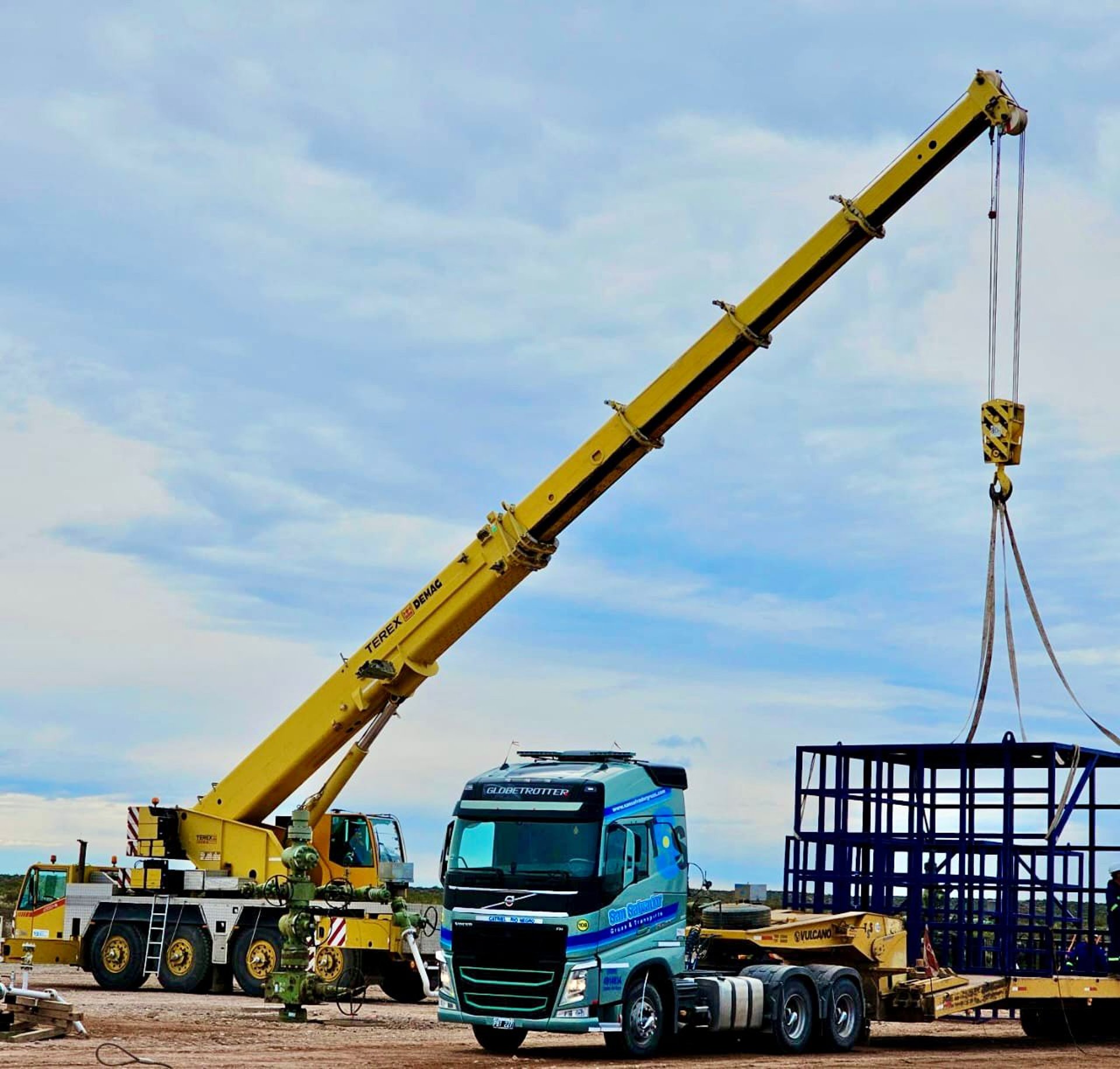 gray computer monitor