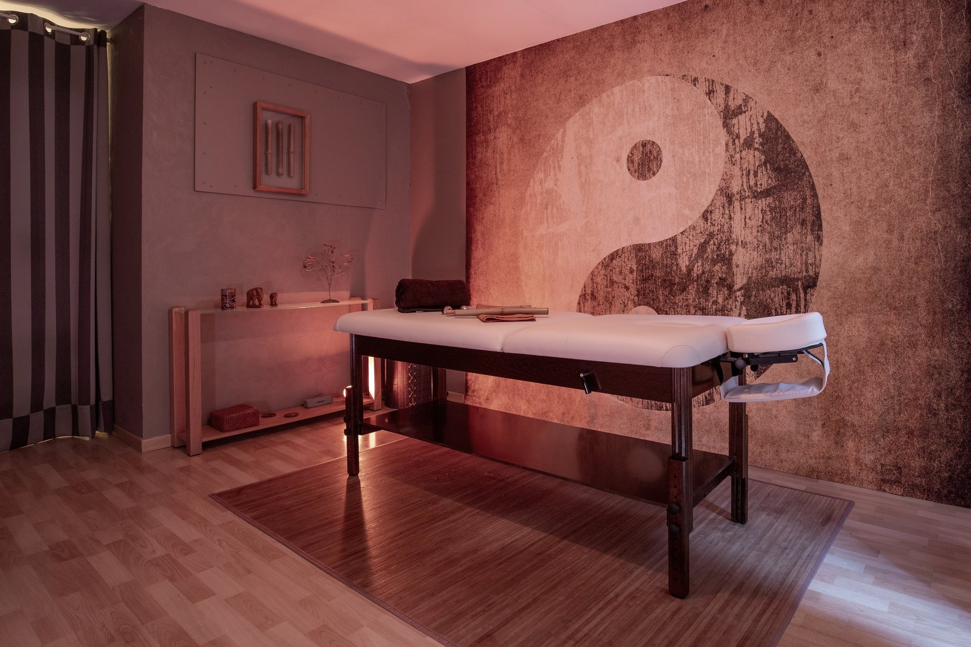 gray computer monitor