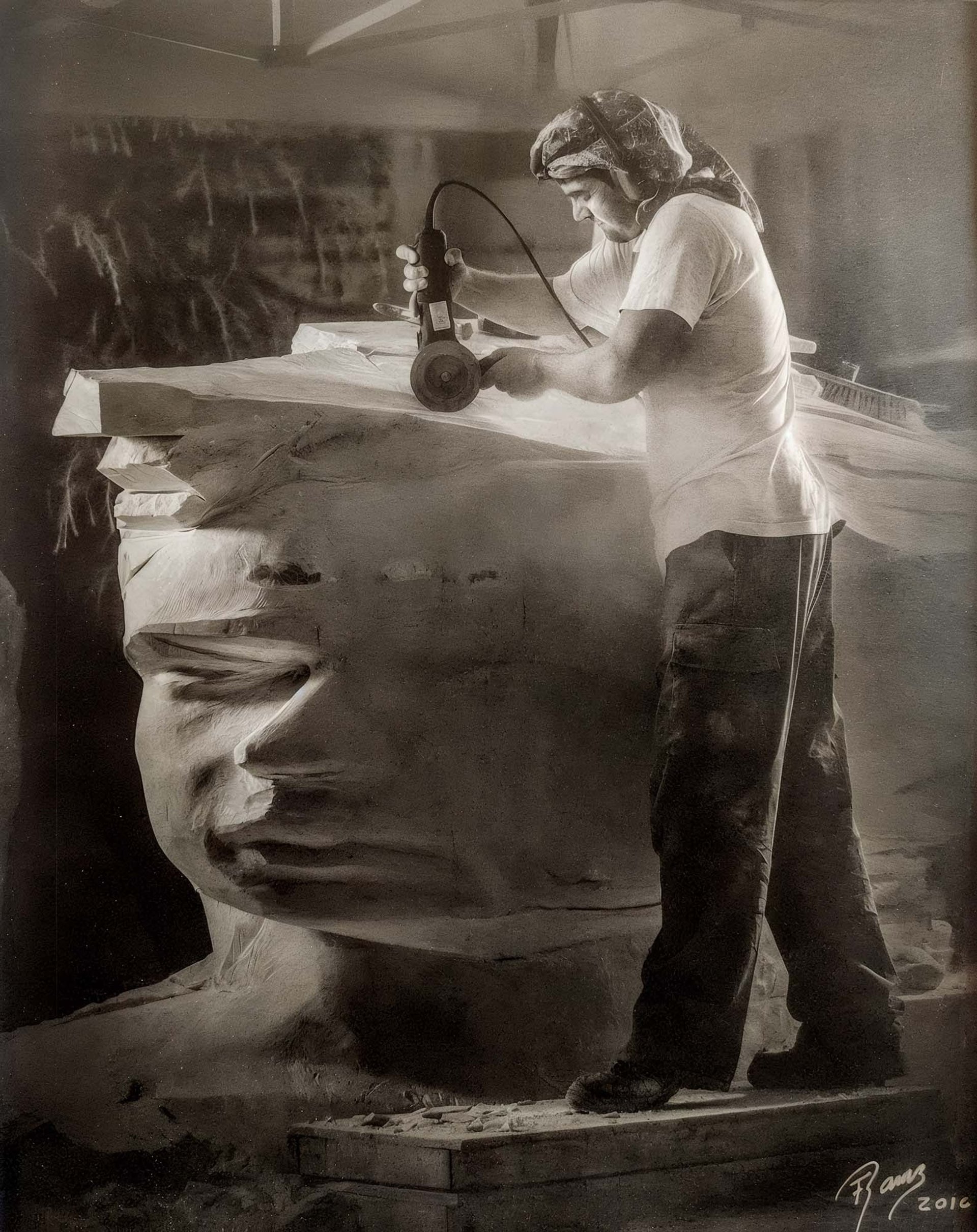 gray computer monitor