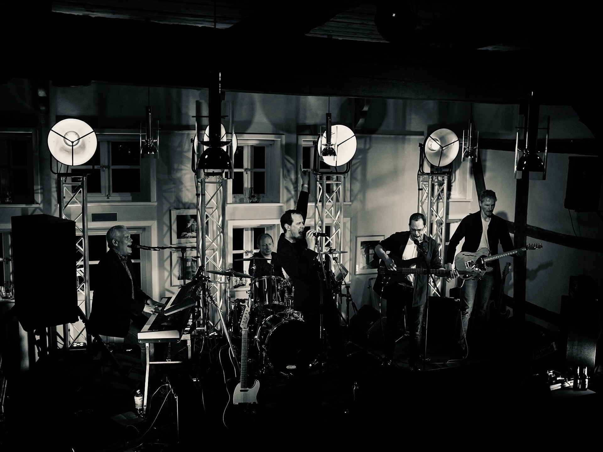 black and white bed linen