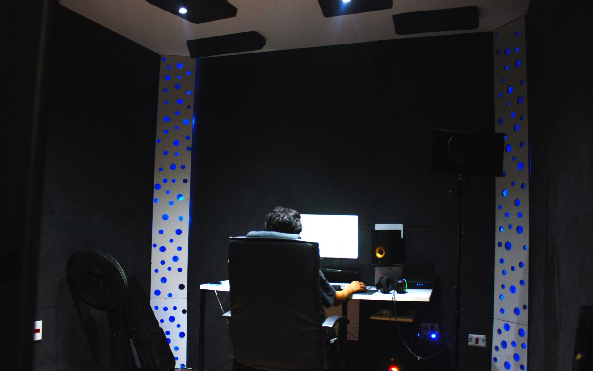 black and white bed linen