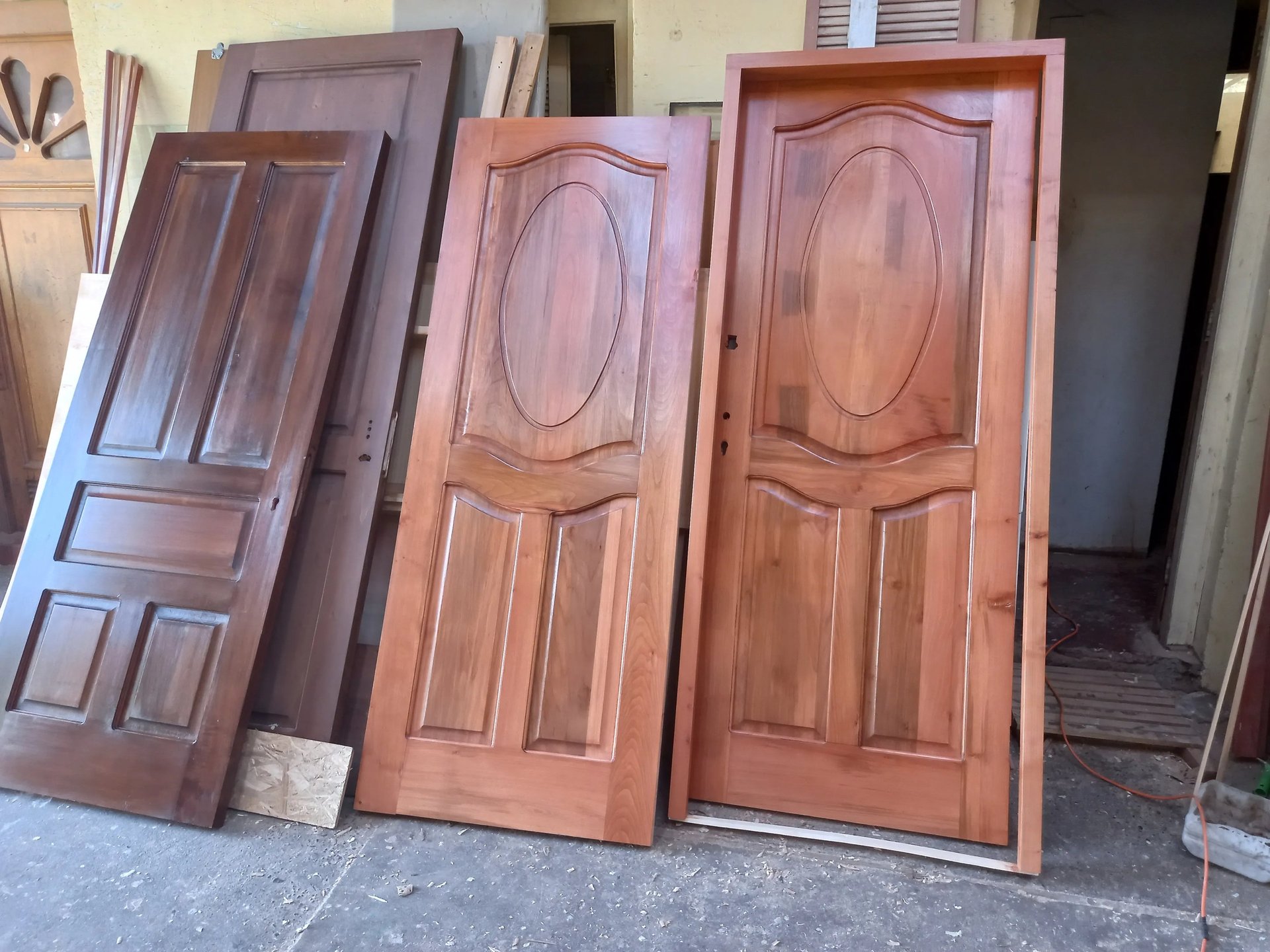 gray computer monitor