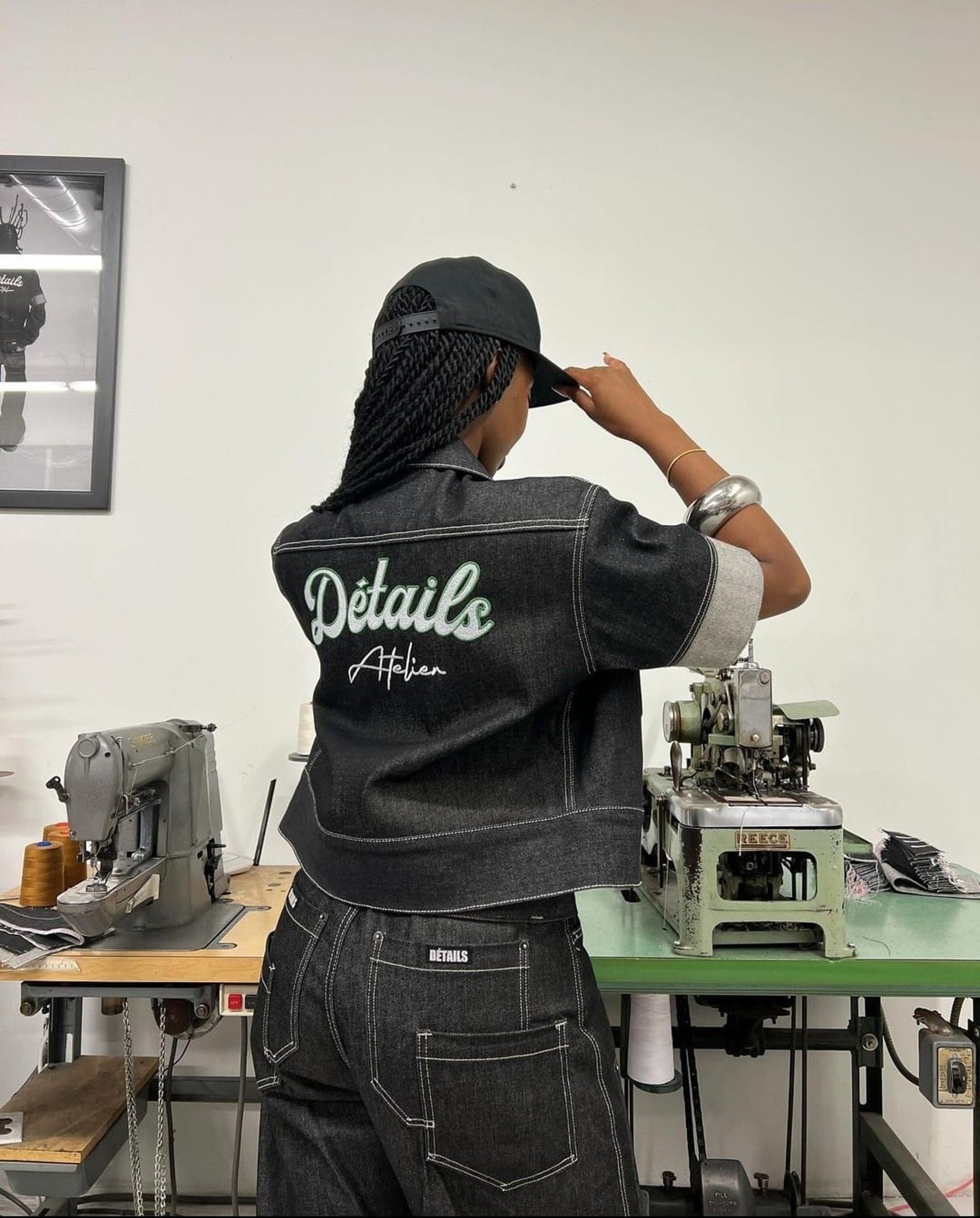 gray computer monitor