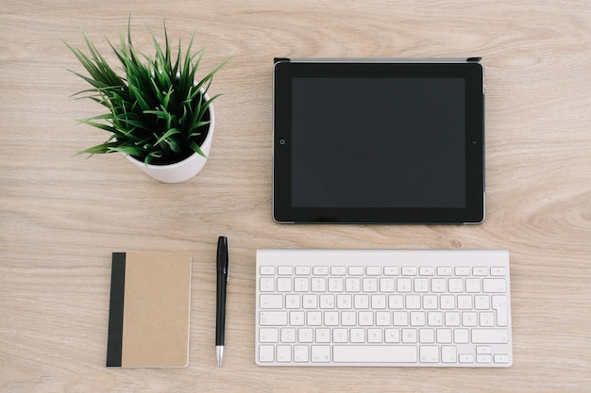 gray computer monitor