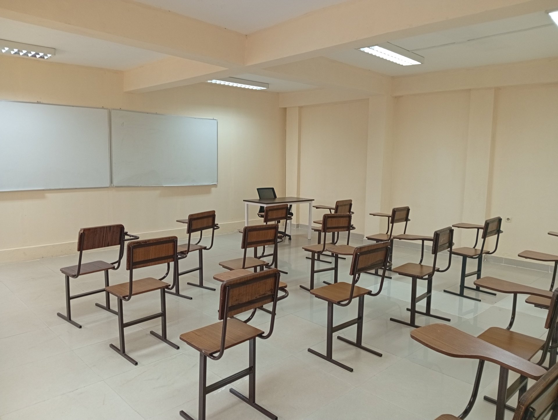 gray computer monitor