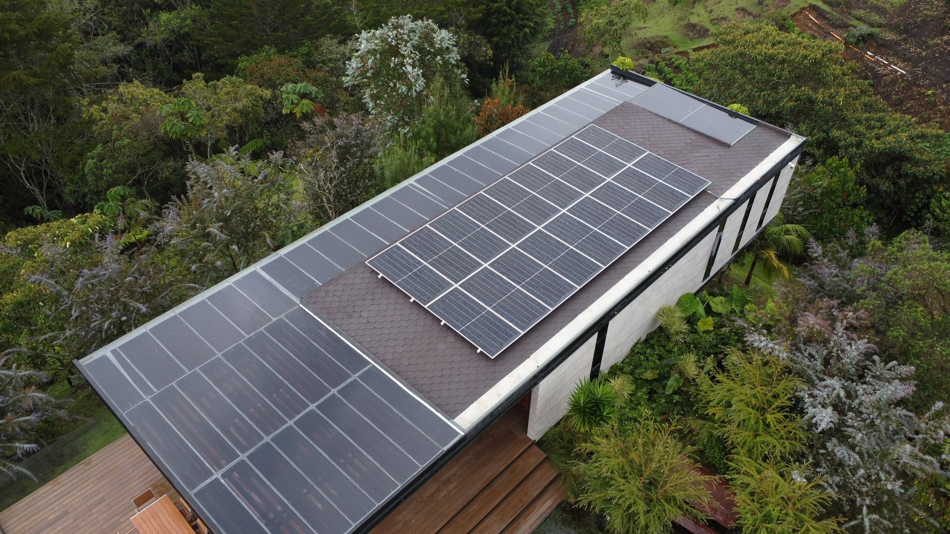 Techo con instalación de paneles solares para generar energía solar en Colombia