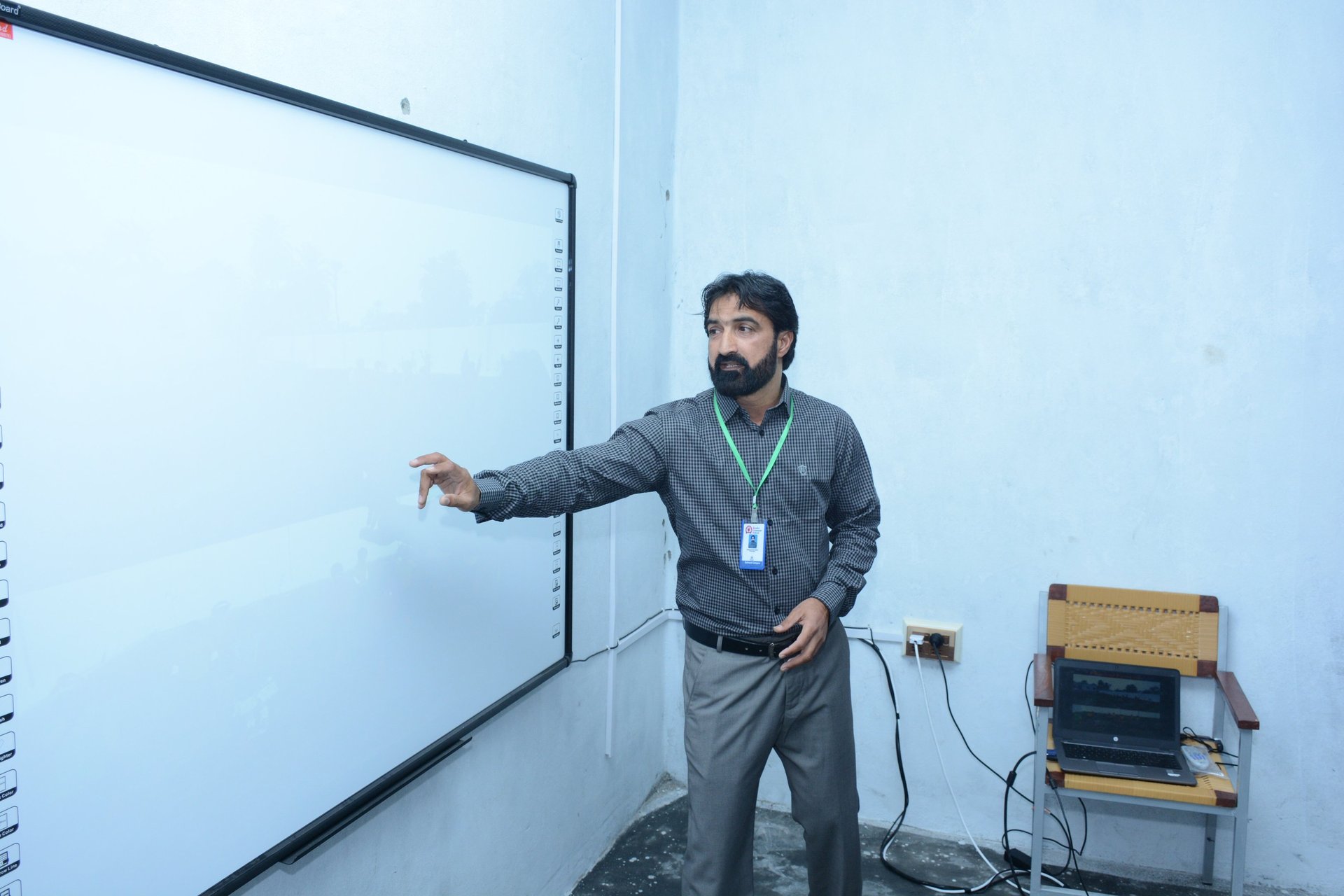 gray computer monitor