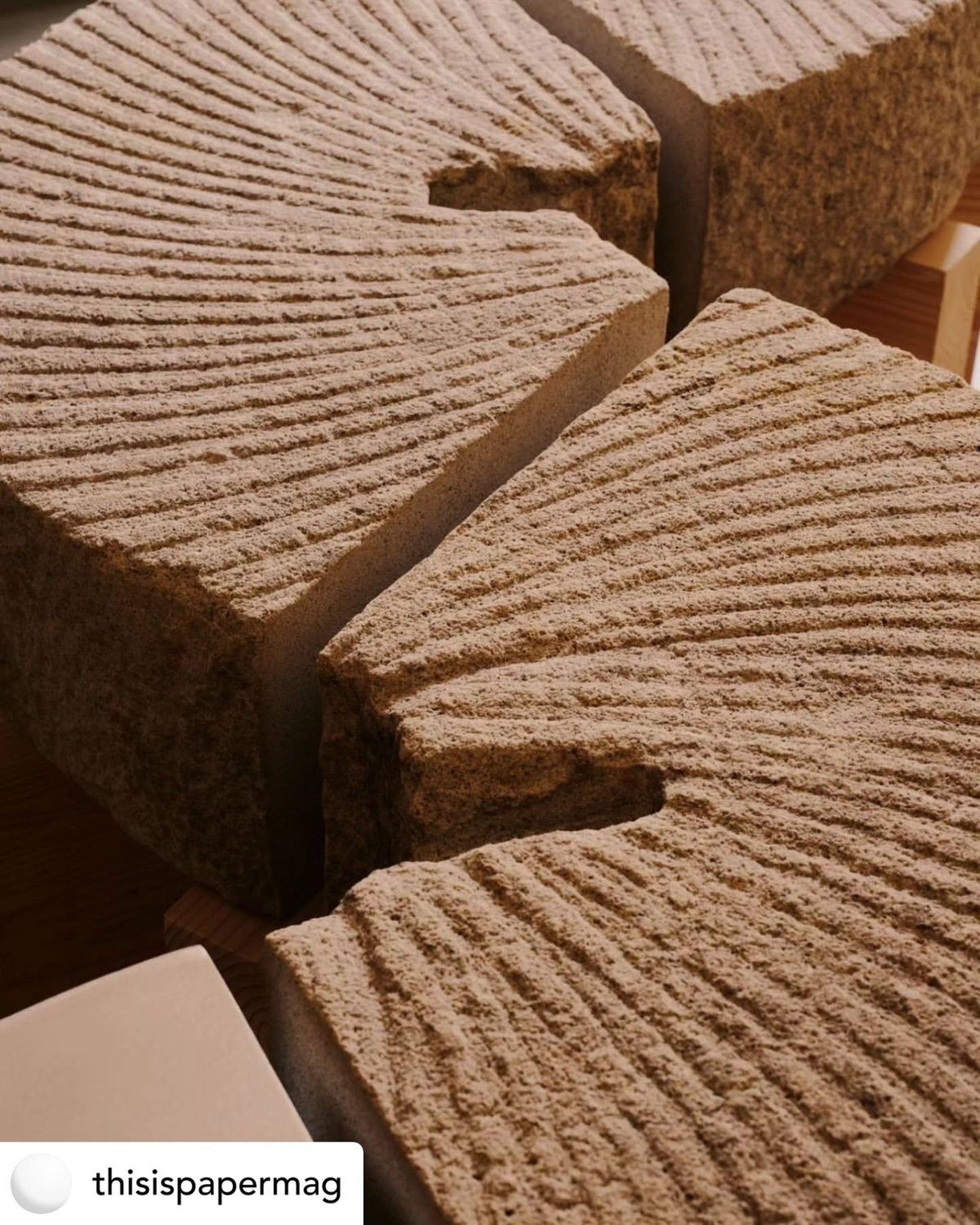 gray computer monitor