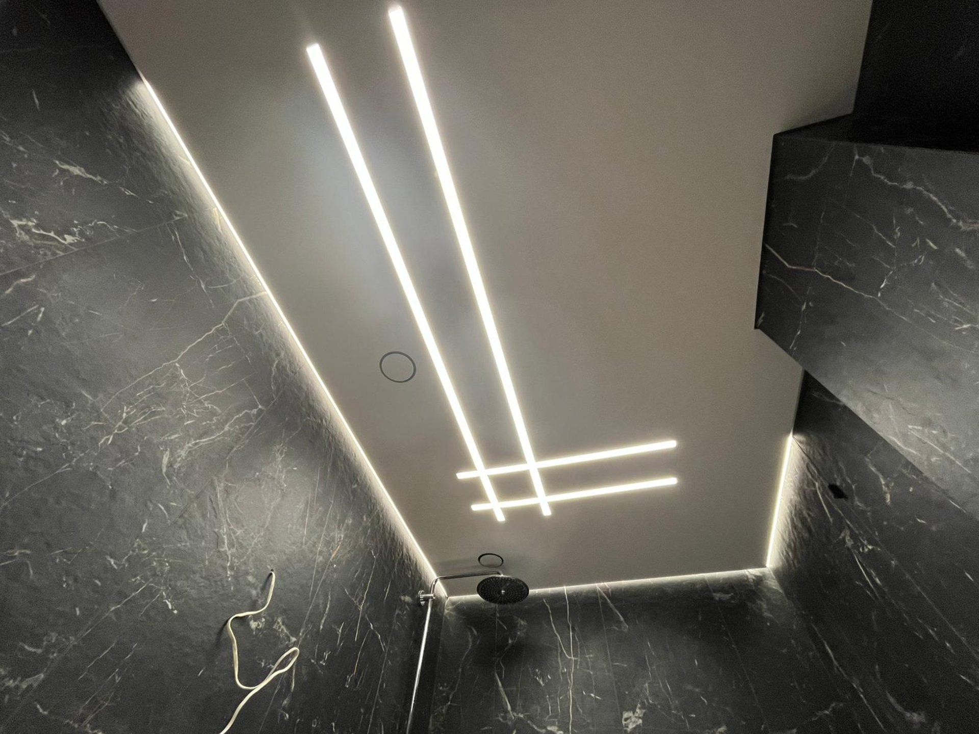 šviečiančios įtempiamos lubos