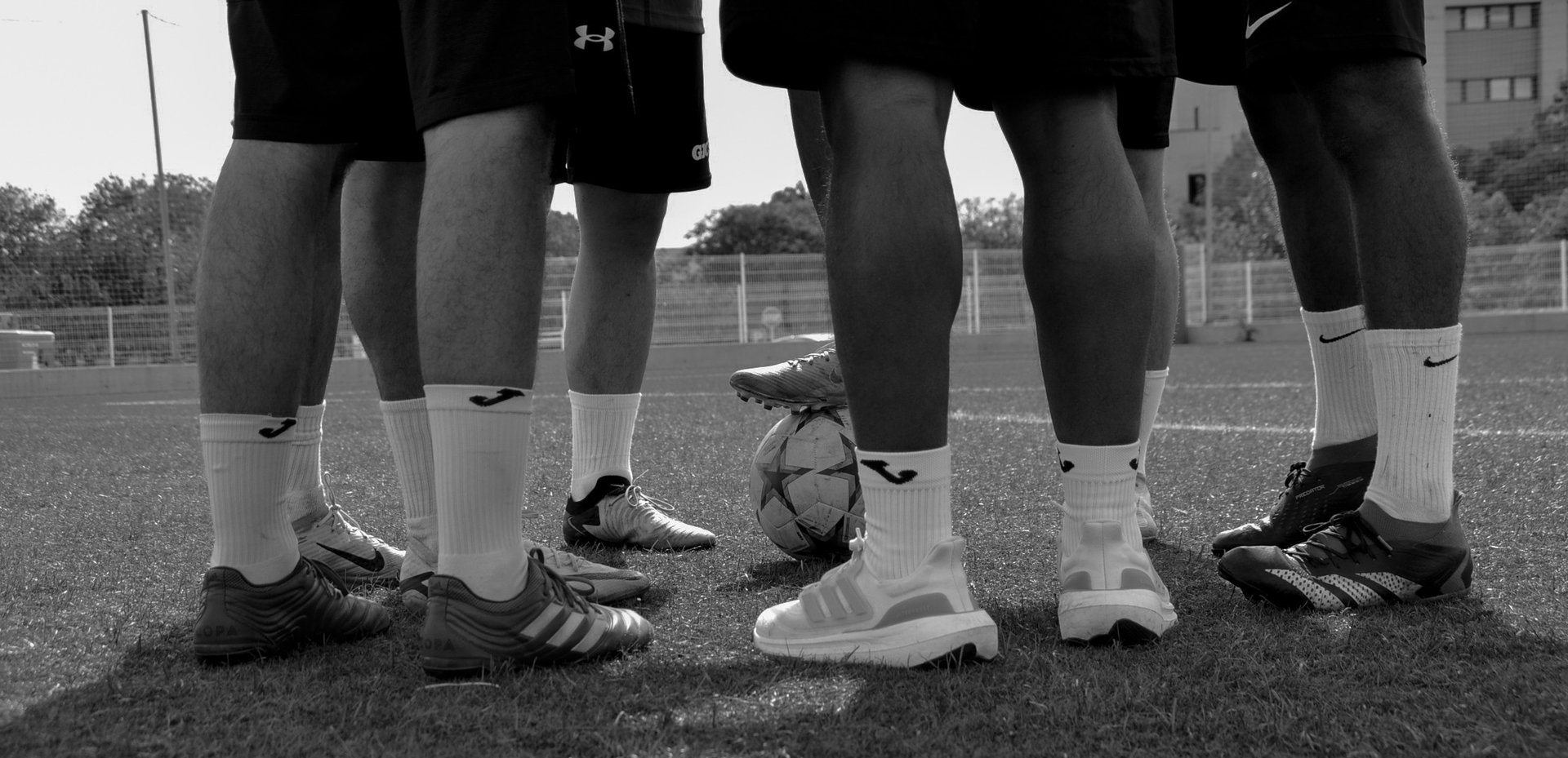 black and white bed linen