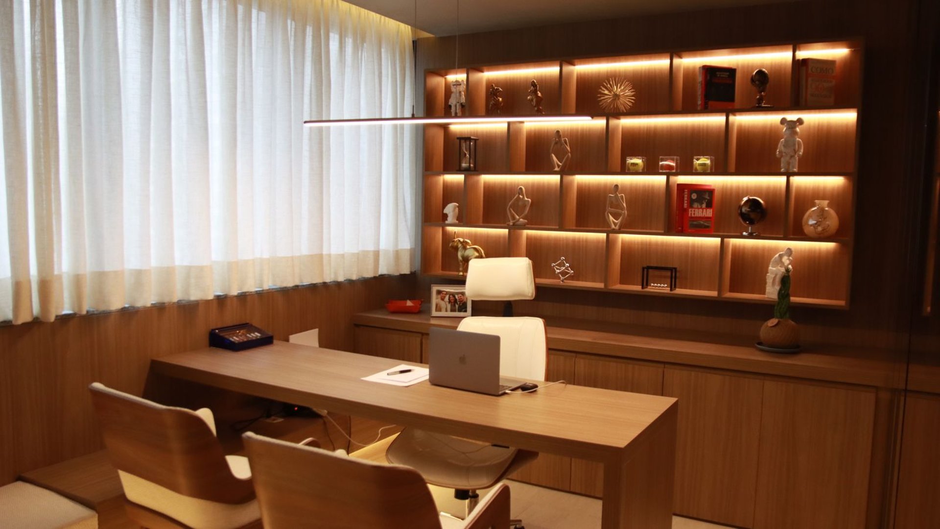 gray computer monitor