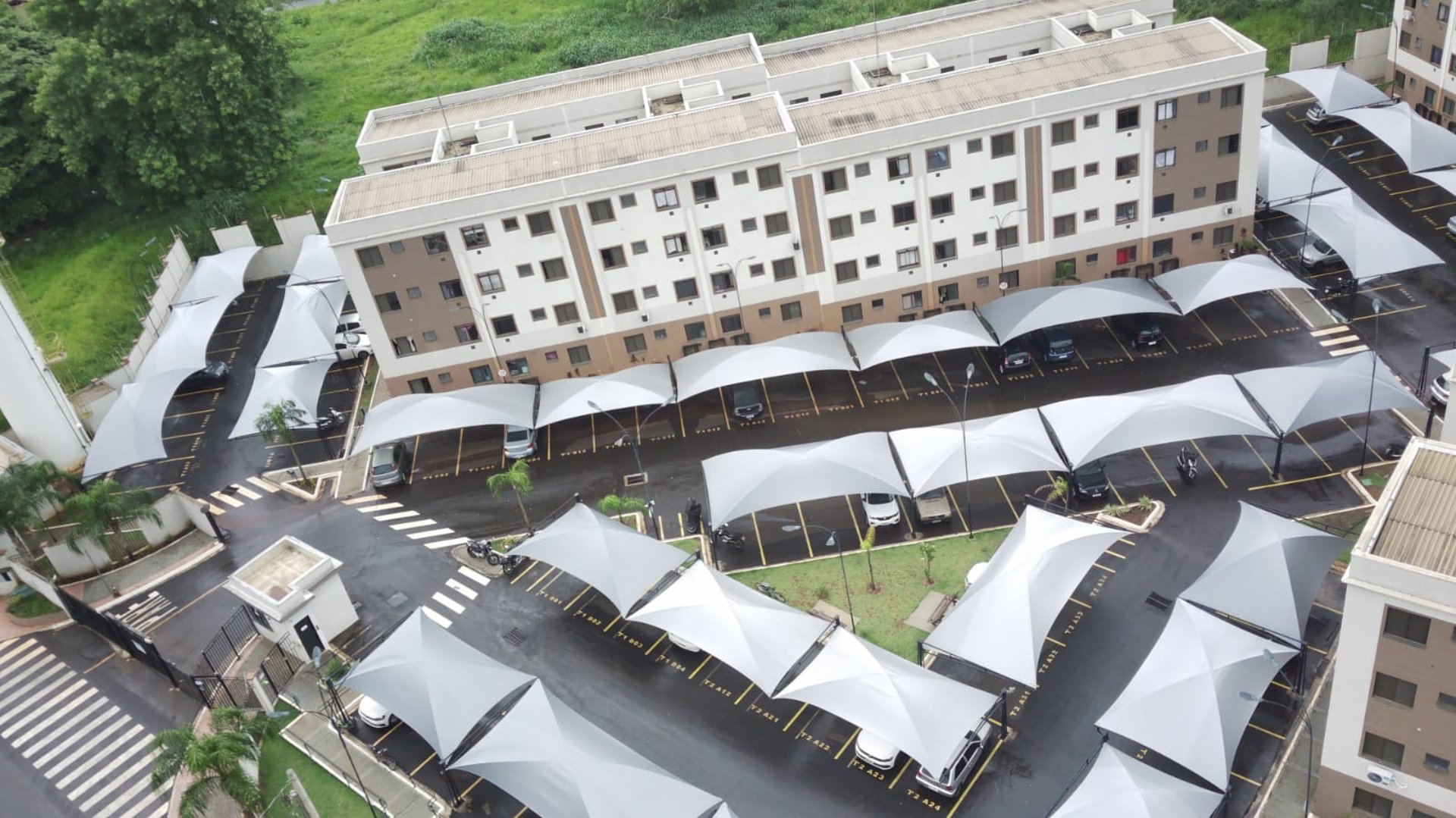 black and white bed linen