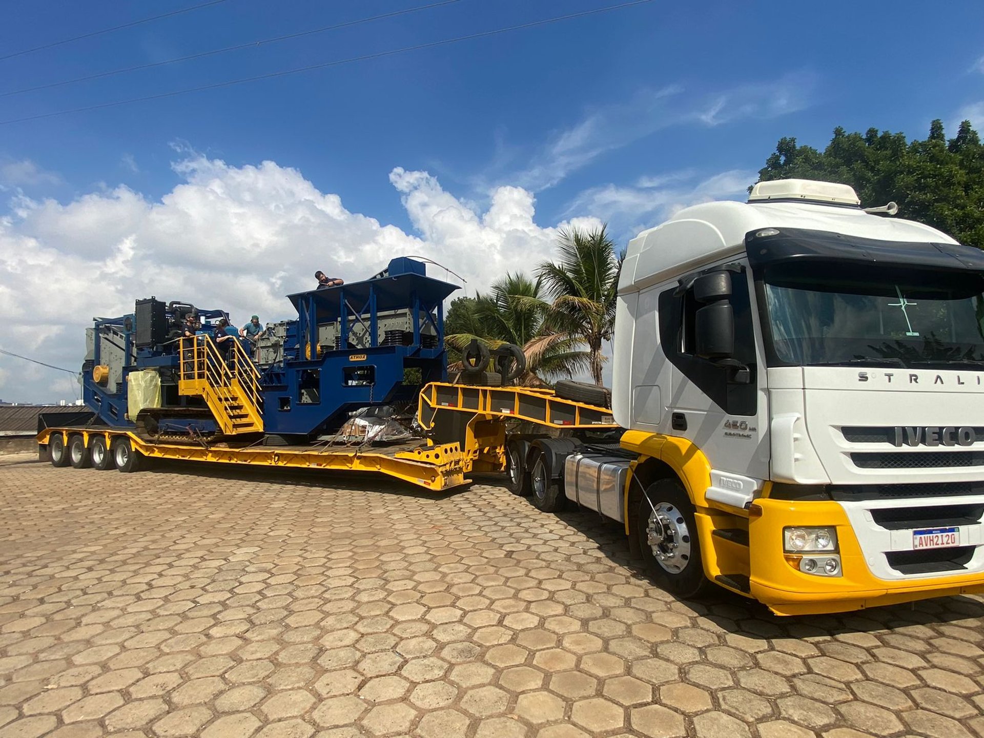 gray computer monitor