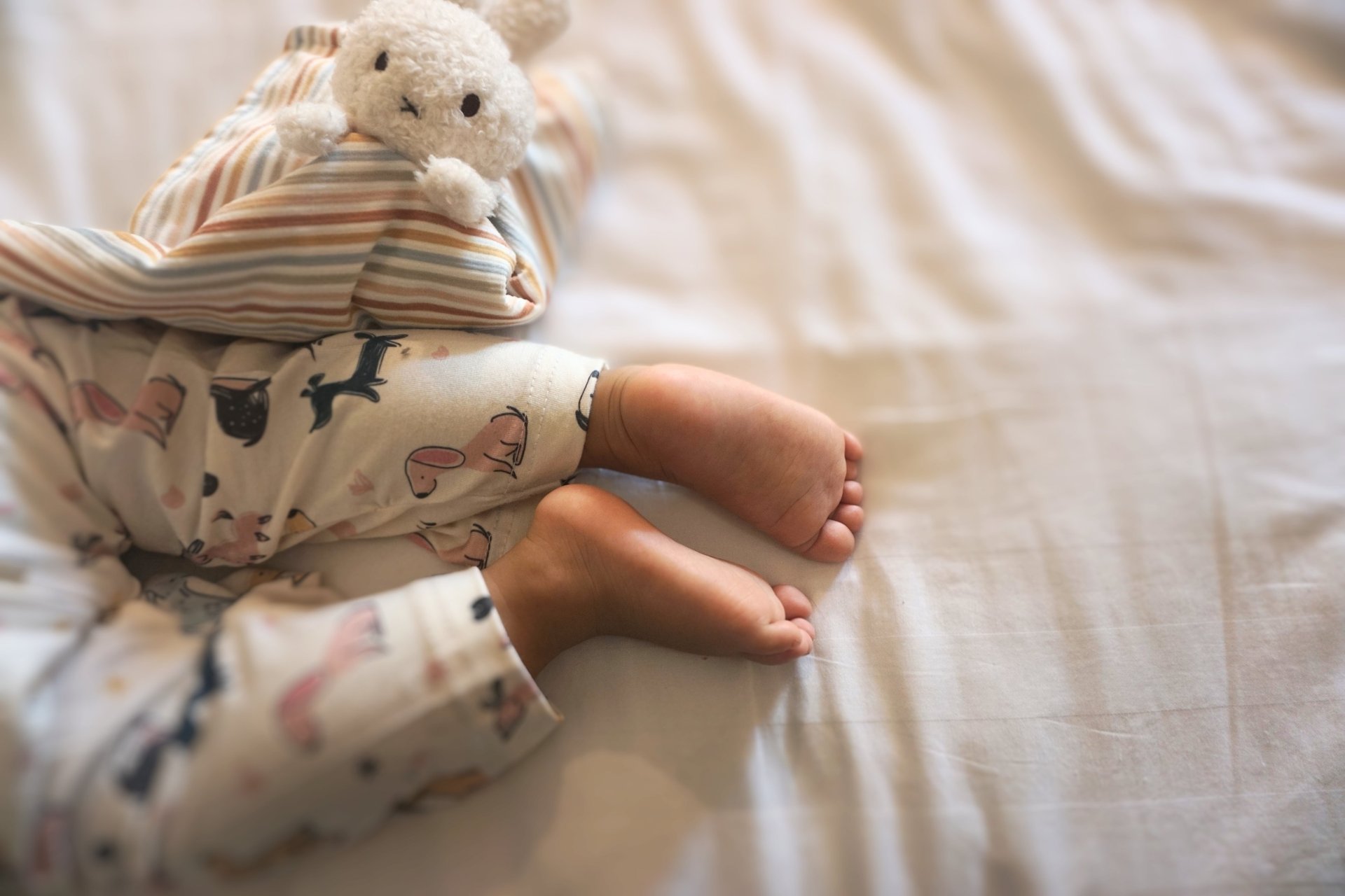 black and white bed linen