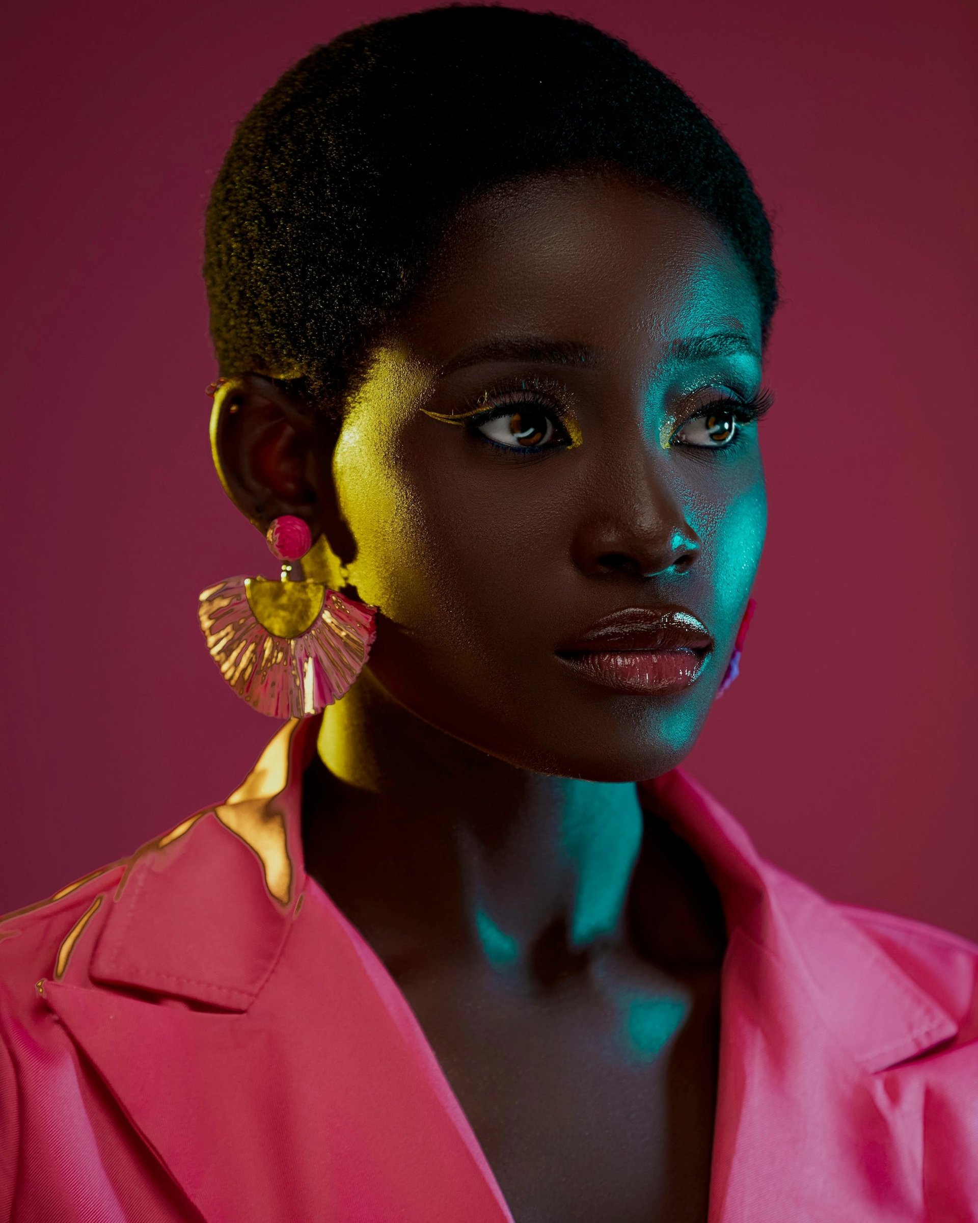 Jeune femme africaine boucles d'oreilles mode