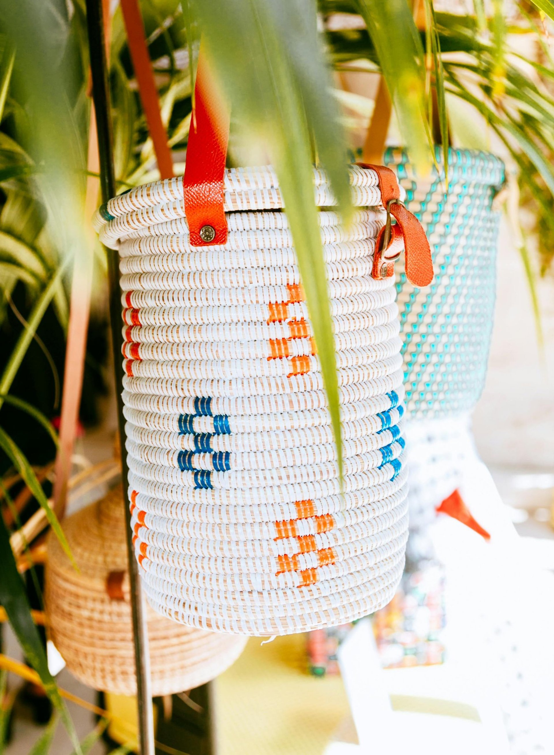 Paniers tissés africains à motifs et anses en cuir coloré