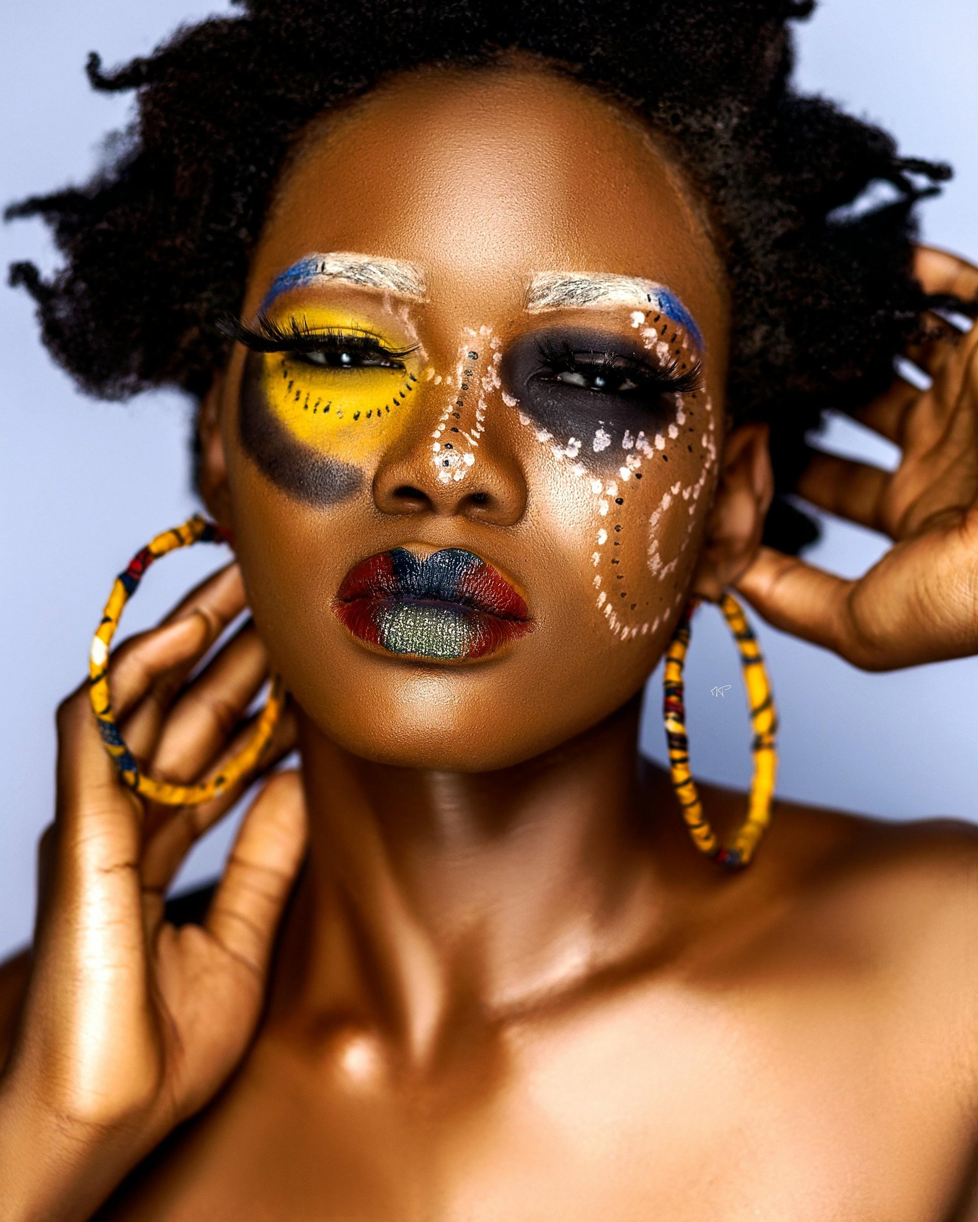 Femme visage maquillée boucles d'oreilles africaines
