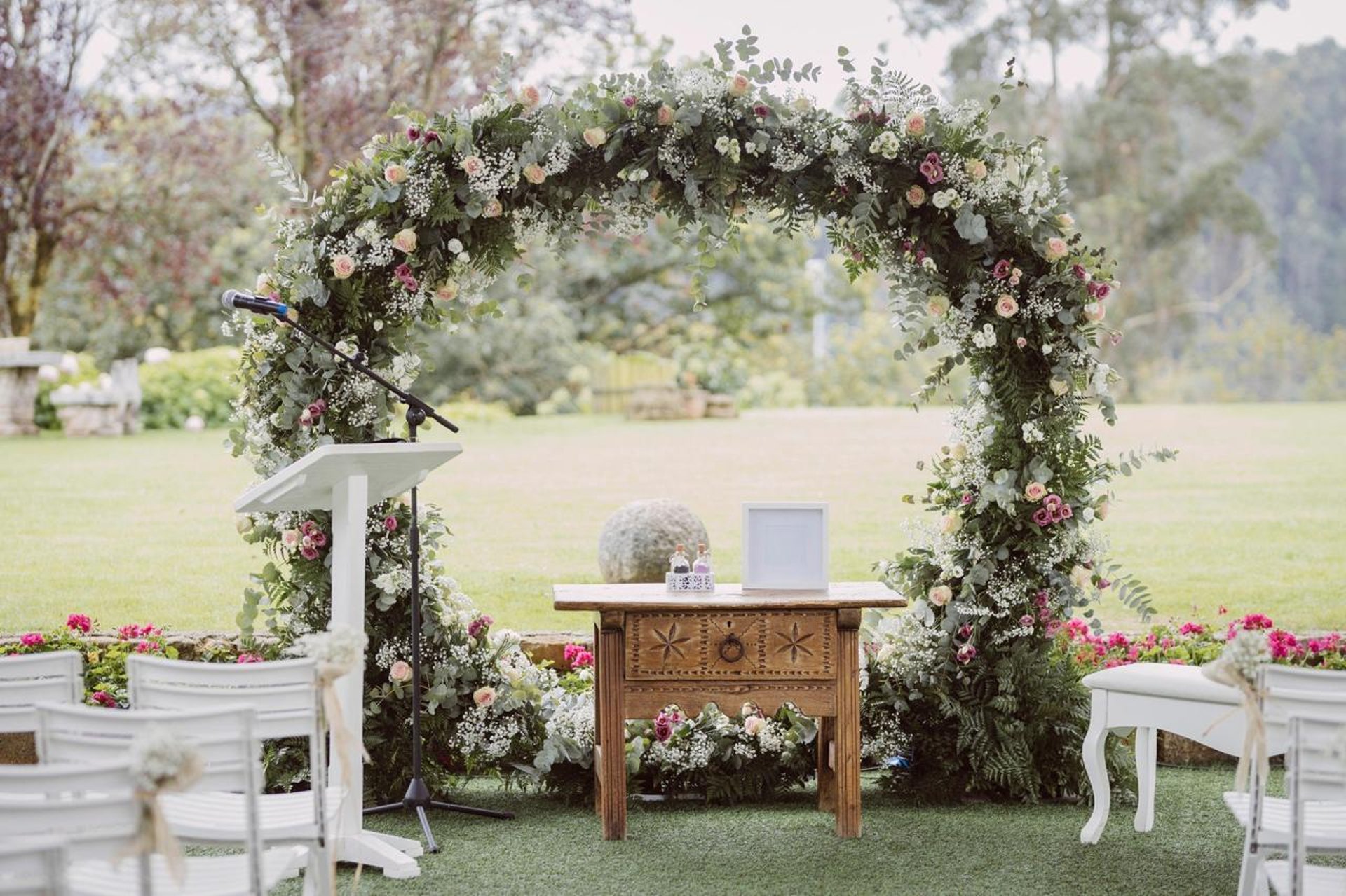 groom and bride kissing
