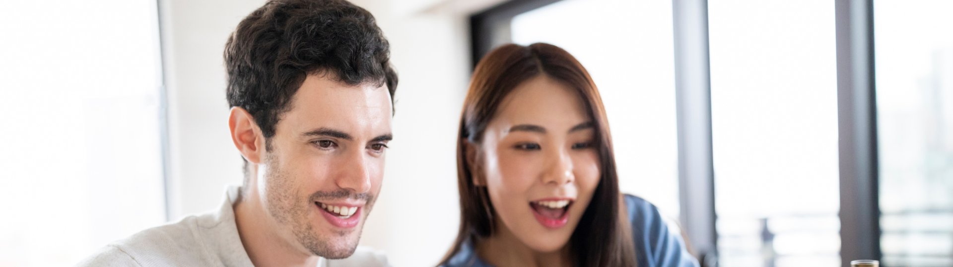 une femme et un homme souriant