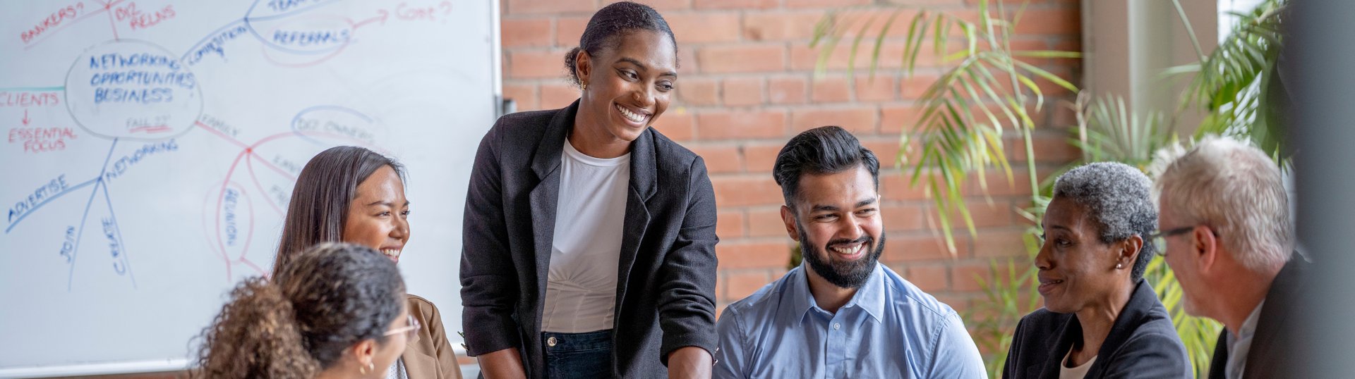  Groupe de personnes en réunion  souriant