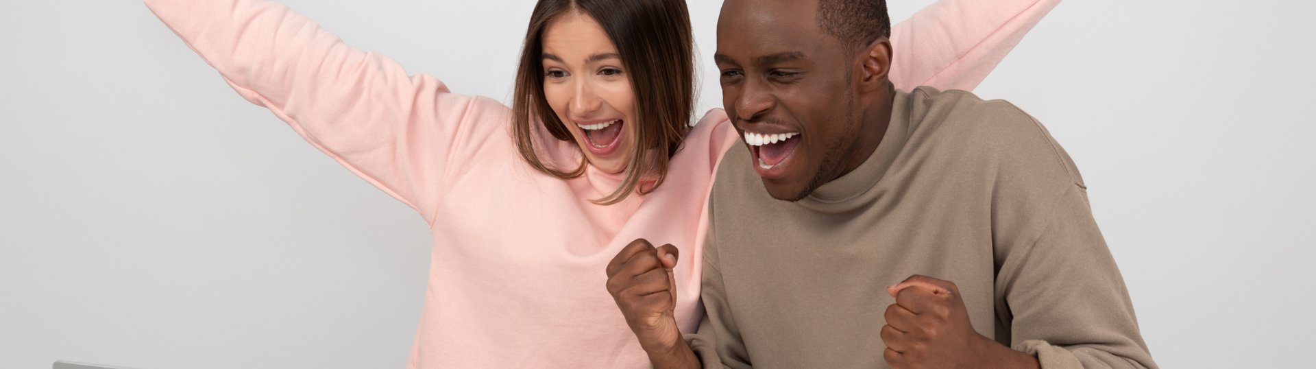 une femme et un homme heureux