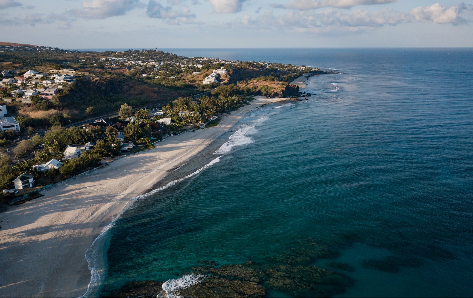 Bord de côte de La Réunion avec vue sur la mer et la ville