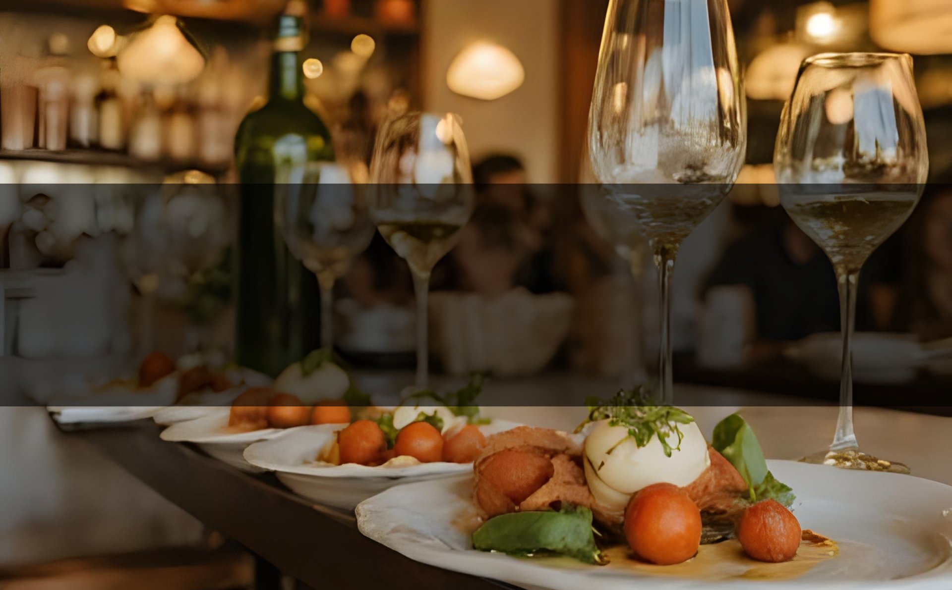 Table dressée avec plusieurs verres à vin  avec bandeau noir