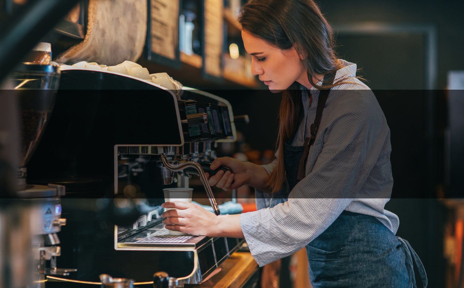 Femme debout devant une machine à café avec bandeau noir