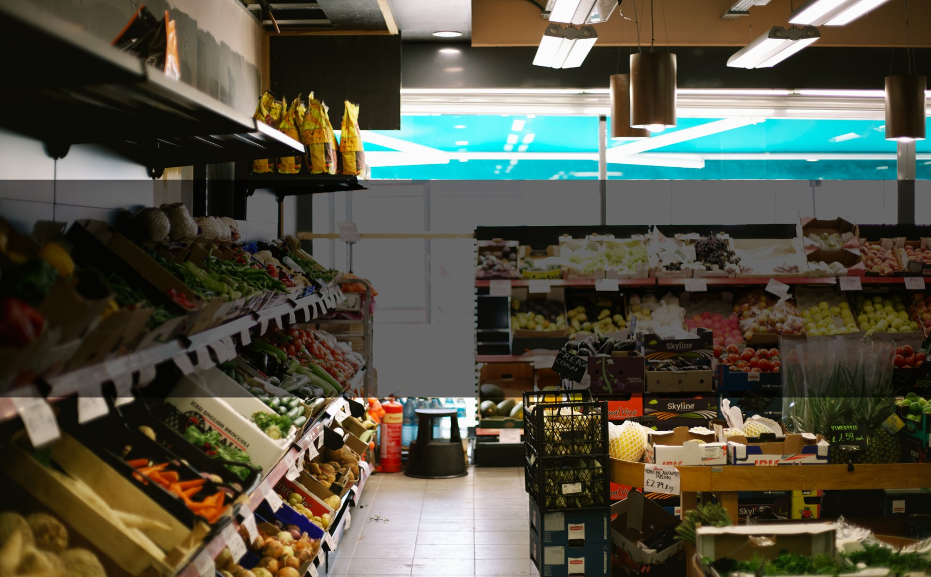 Épicerie avec une grande variété de fruits et légumes avec bandeau noir
