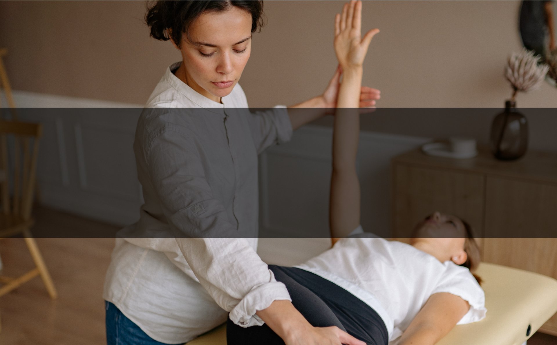 Femme debout qui étire les jambes de la femme allonger sur la table avec bandeau noir