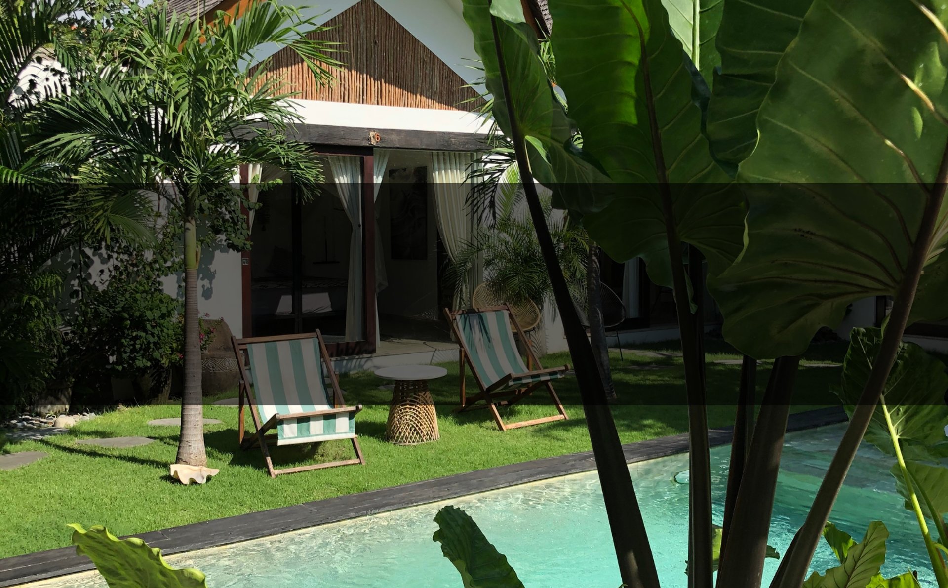 Maison avec piscine et chaise longue avec bandeau. noir