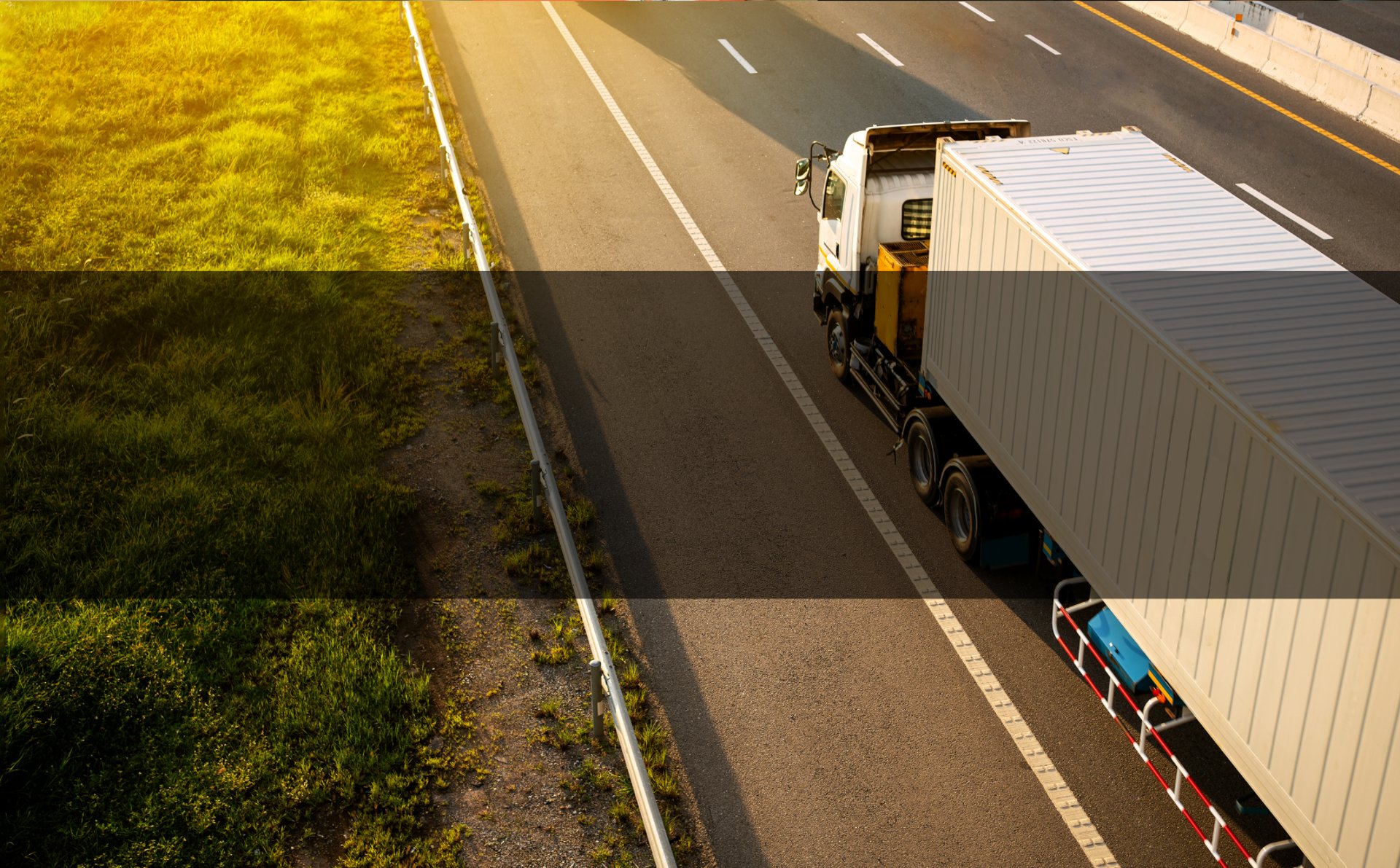  Camion avec une remorque sur la route avec bandeau noir