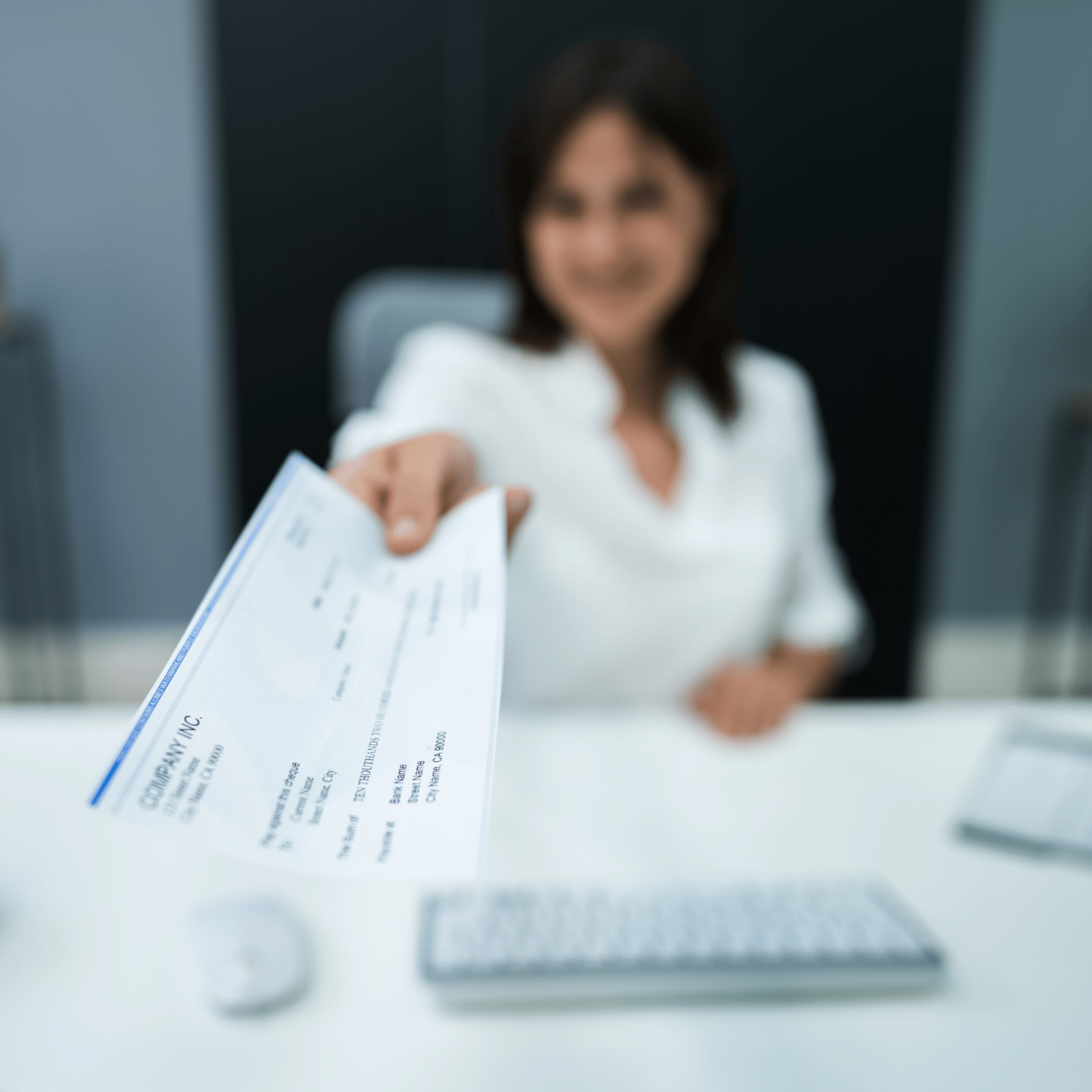 femme qui tend une fiche de paie