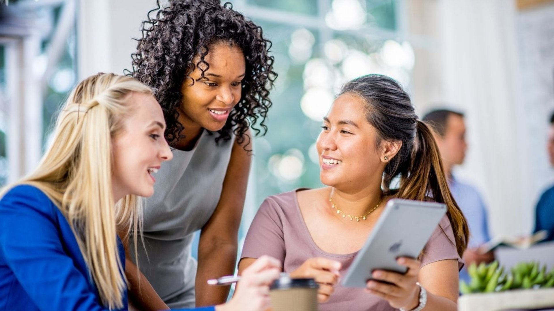 Groupe de femme  qui travaillent sur une tablette