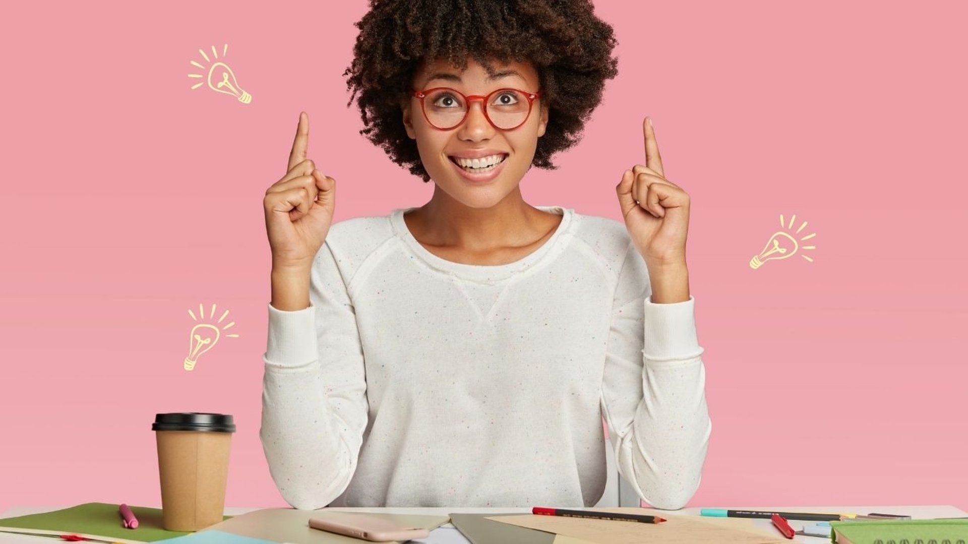 Femme qui a des idées à son bureau