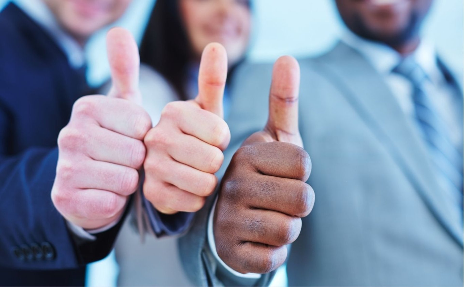 Groupe de personnes levant le pouce