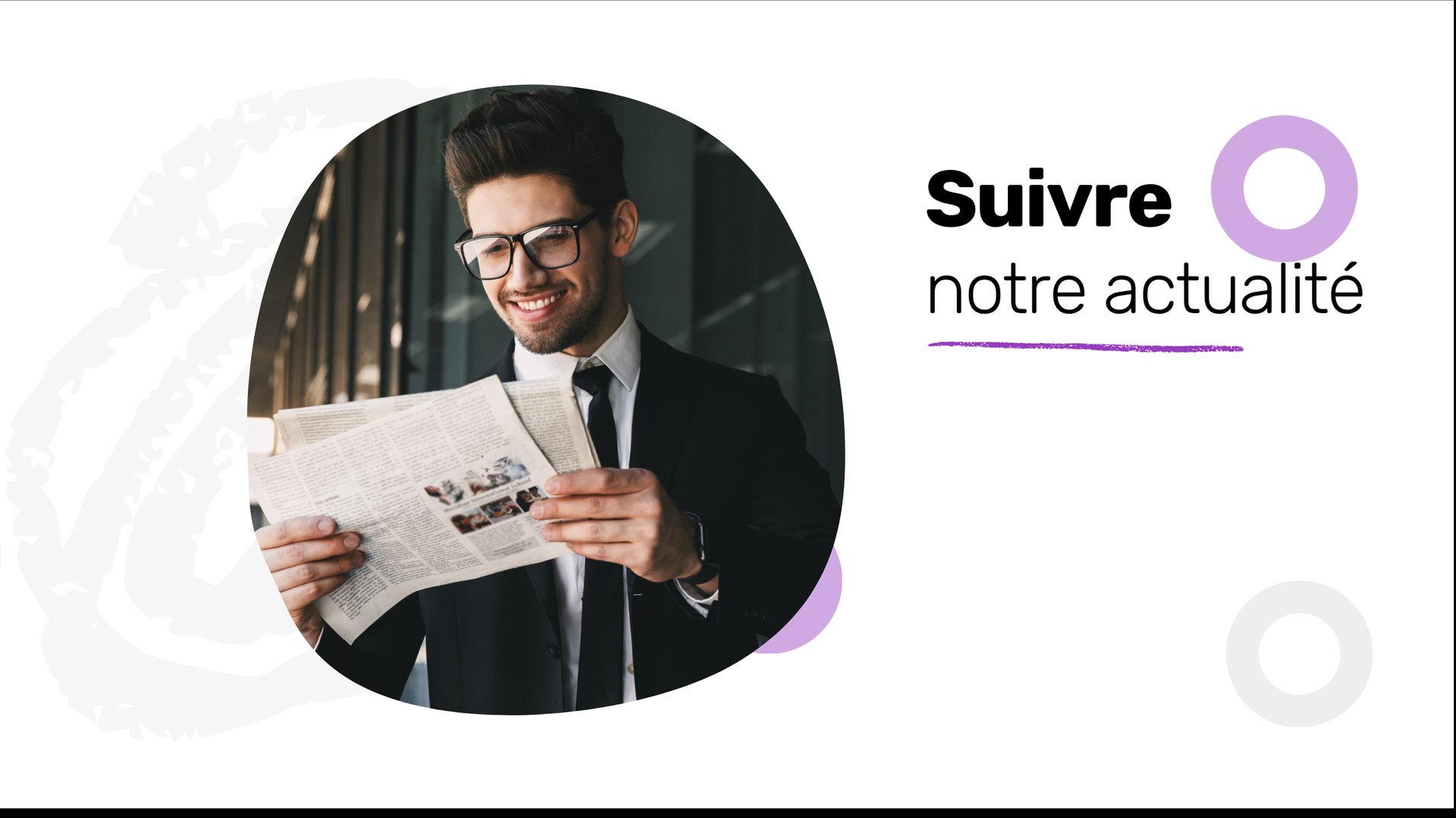 Homme avec des lunettes qui regarde un journal