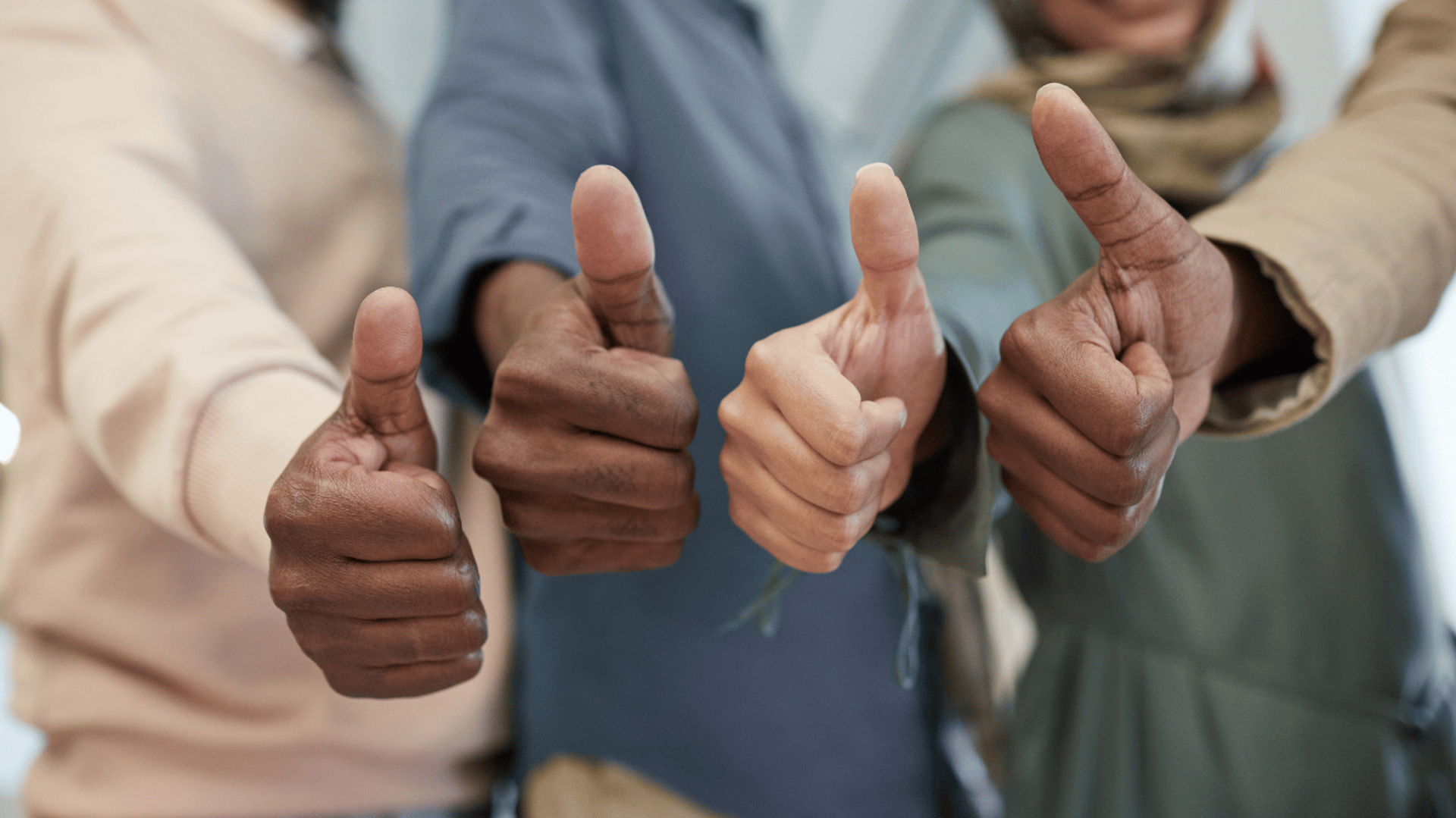 Groupe de personnes levant le pouce