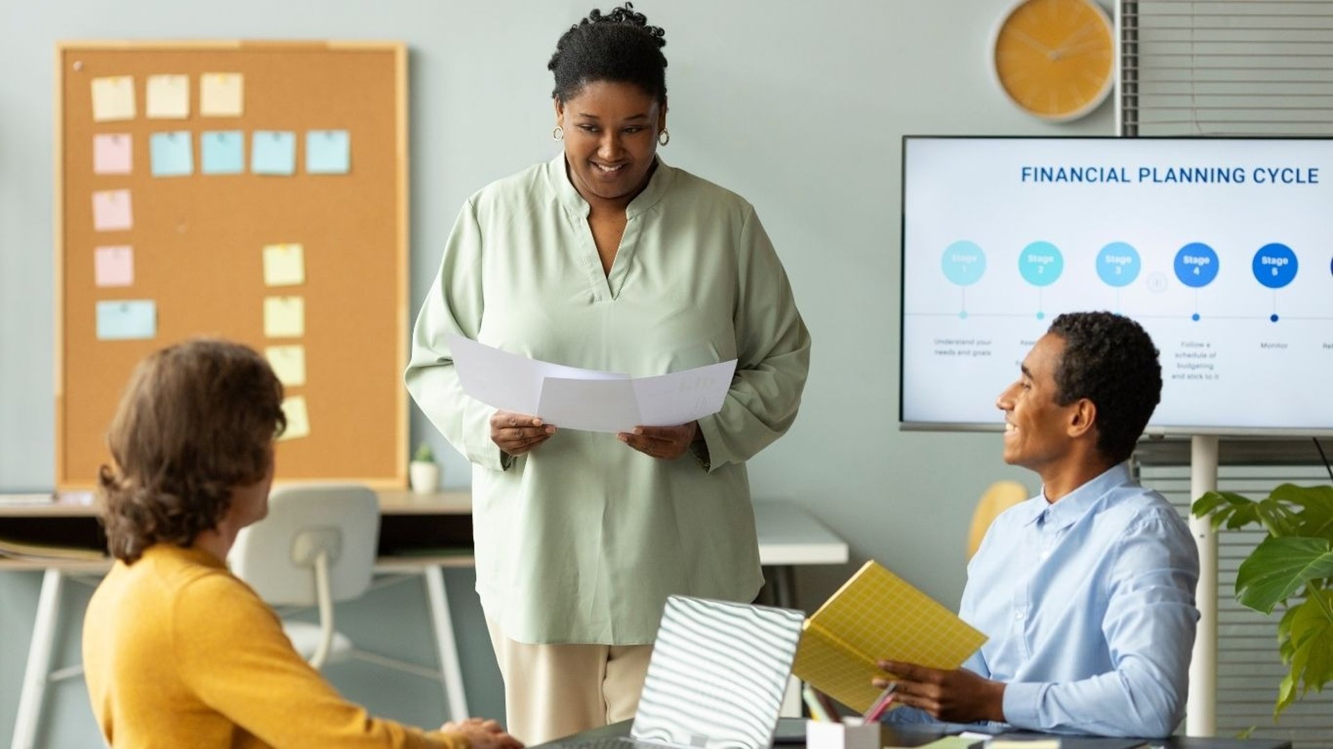 Femme animant une réunion avec un groupe de personnes