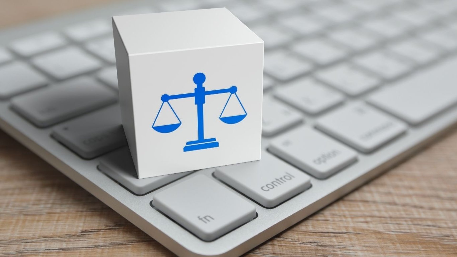 un clavier avec dessus une boite 