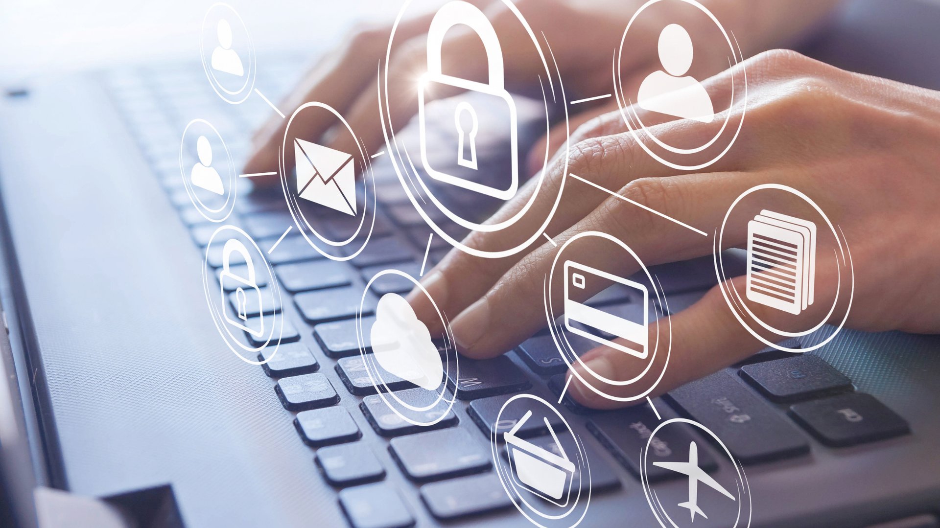 une personne qui tape sur un clavier avec l'affichage de plusieurs icones