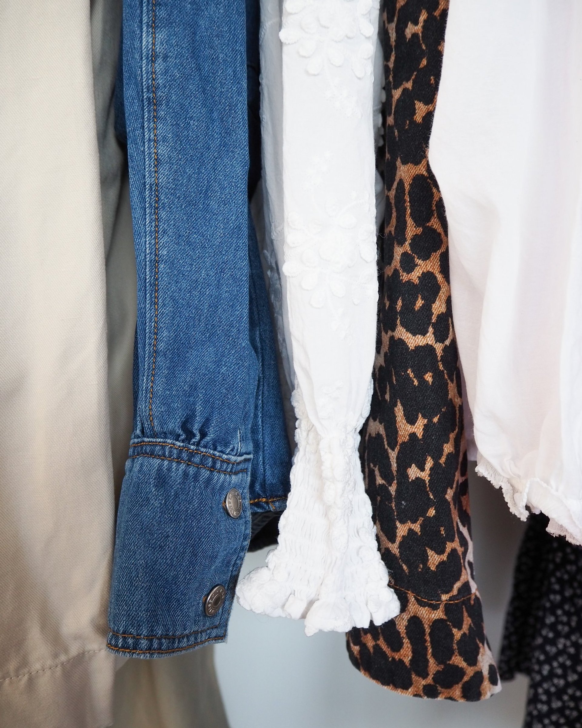 ubrania na wieszakach